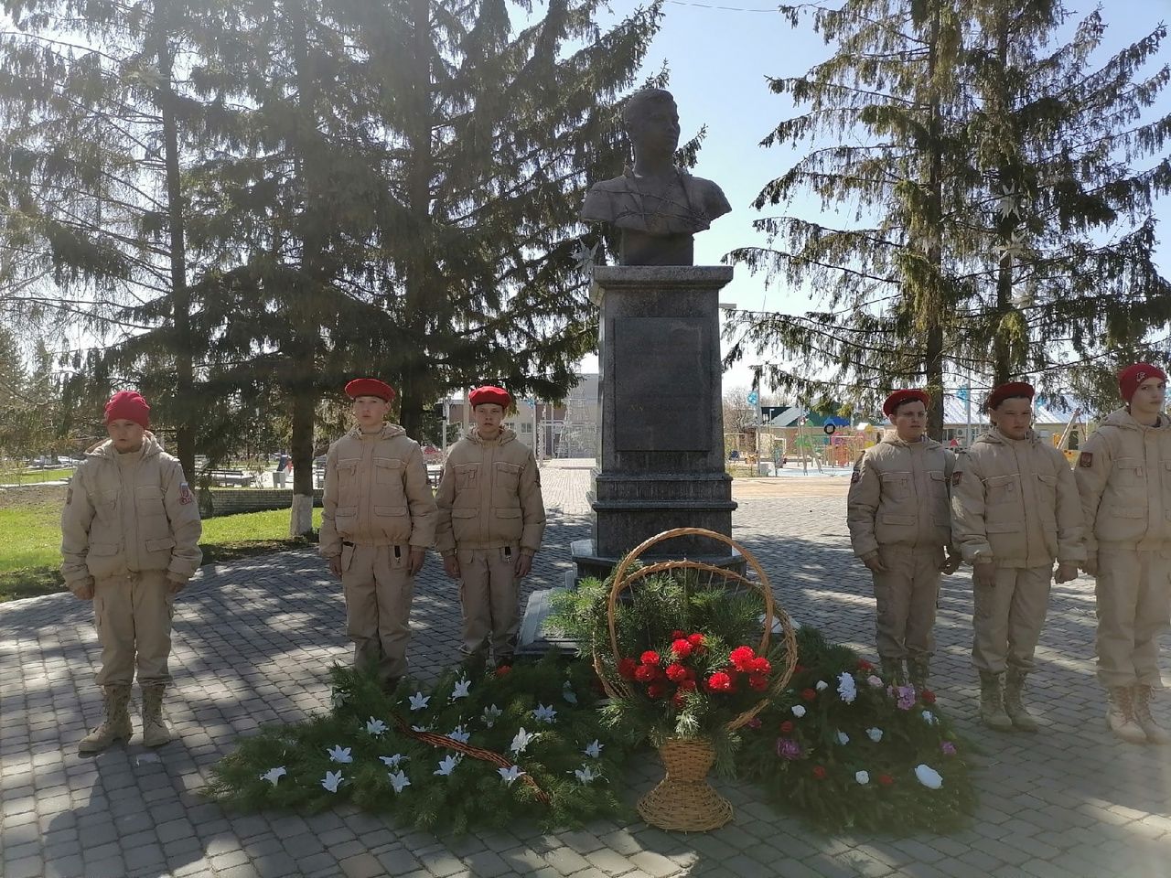 Фотогалерея с молодежного митинга, проходивший возле памятника поэта - героя Мусы Джалиля