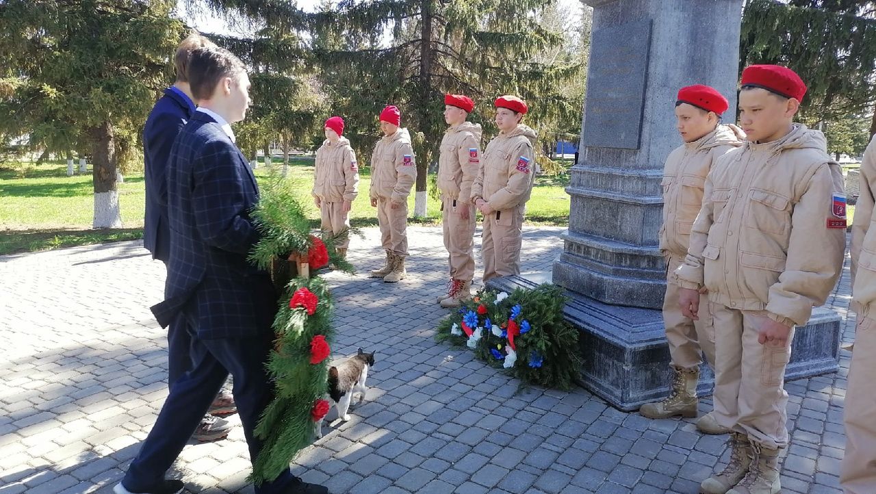 Фотогалерея с молодежного митинга, проходивший возле памятника поэта - героя Мусы Джалиля