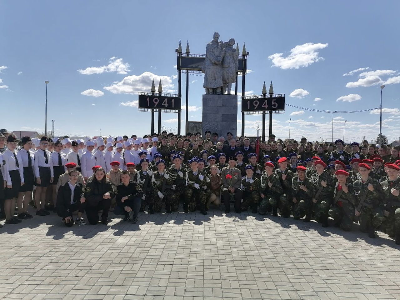 Фотогалерея с молодежного митинга в Парке Победы