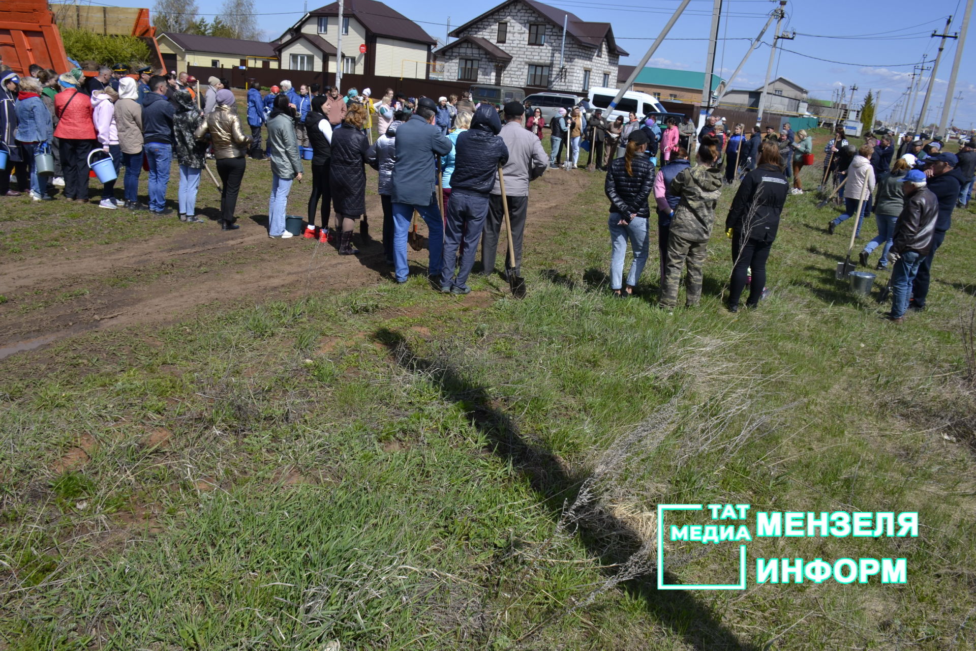 В Мензелинске более двухсот человек посадили деревья в акции "Сад памяти"