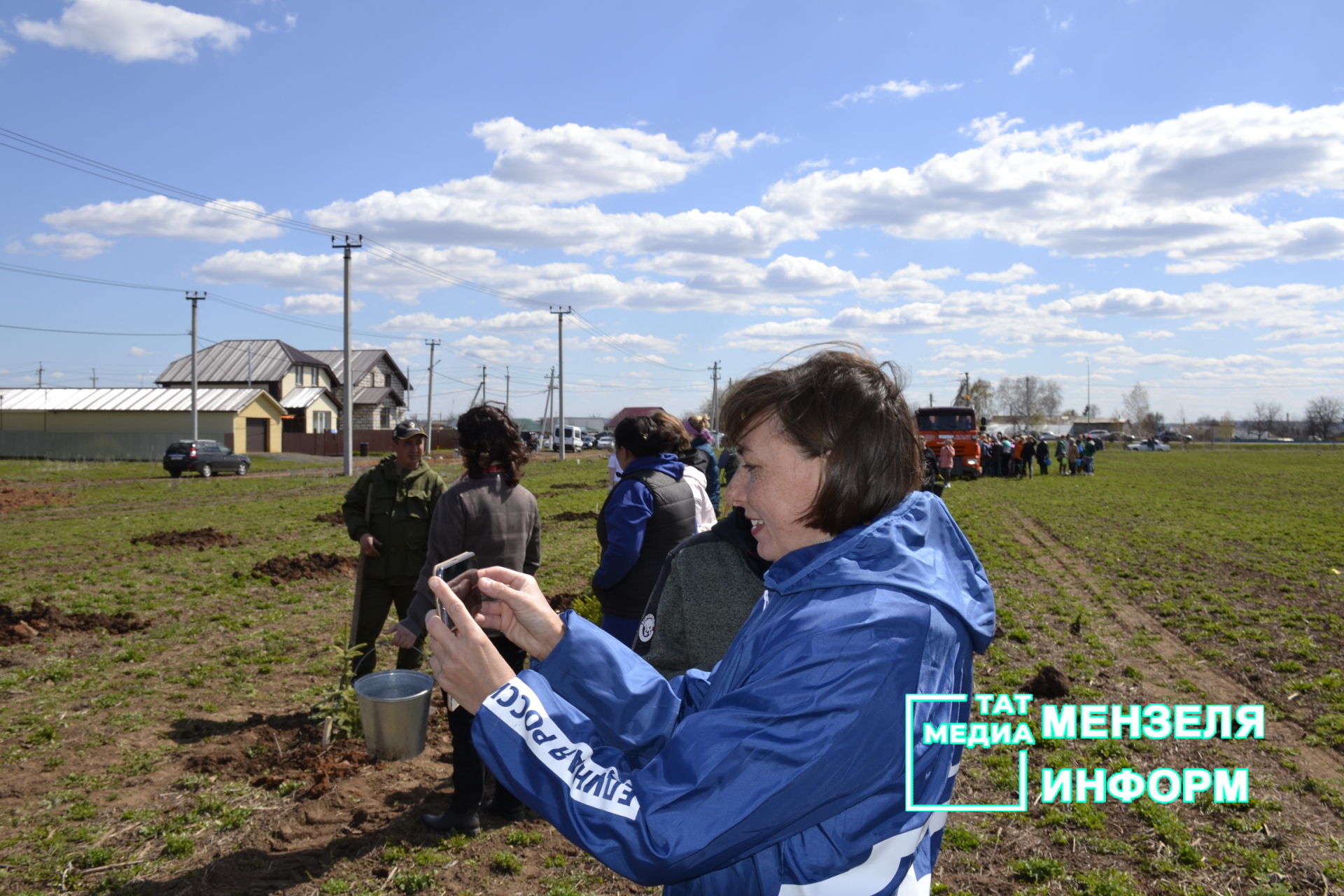 В Мензелинске более двухсот человек посадили деревья в акции "Сад памяти"