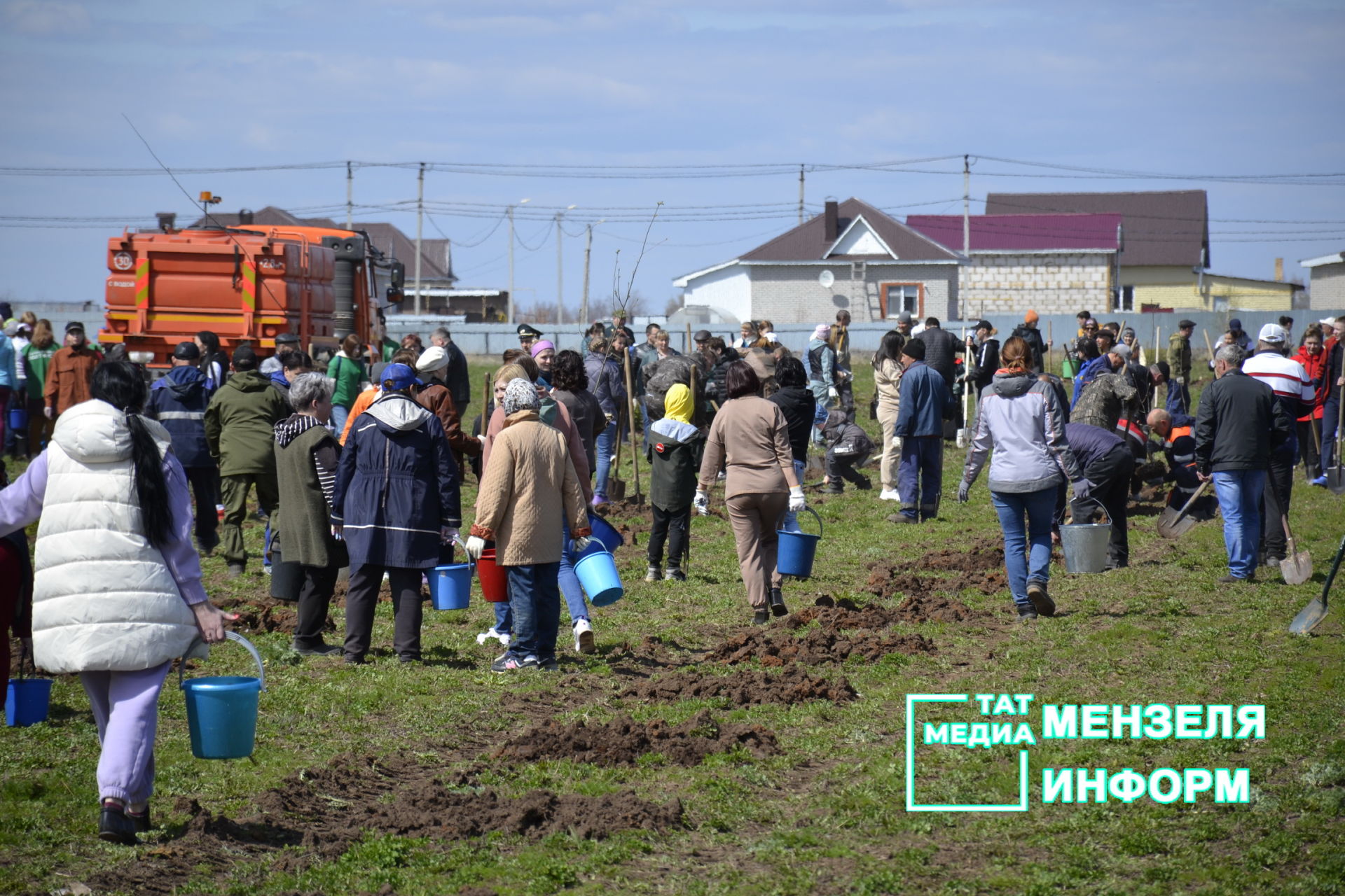 В Мензелинске более двухсот человек посадили деревья в акции "Сад памяти"