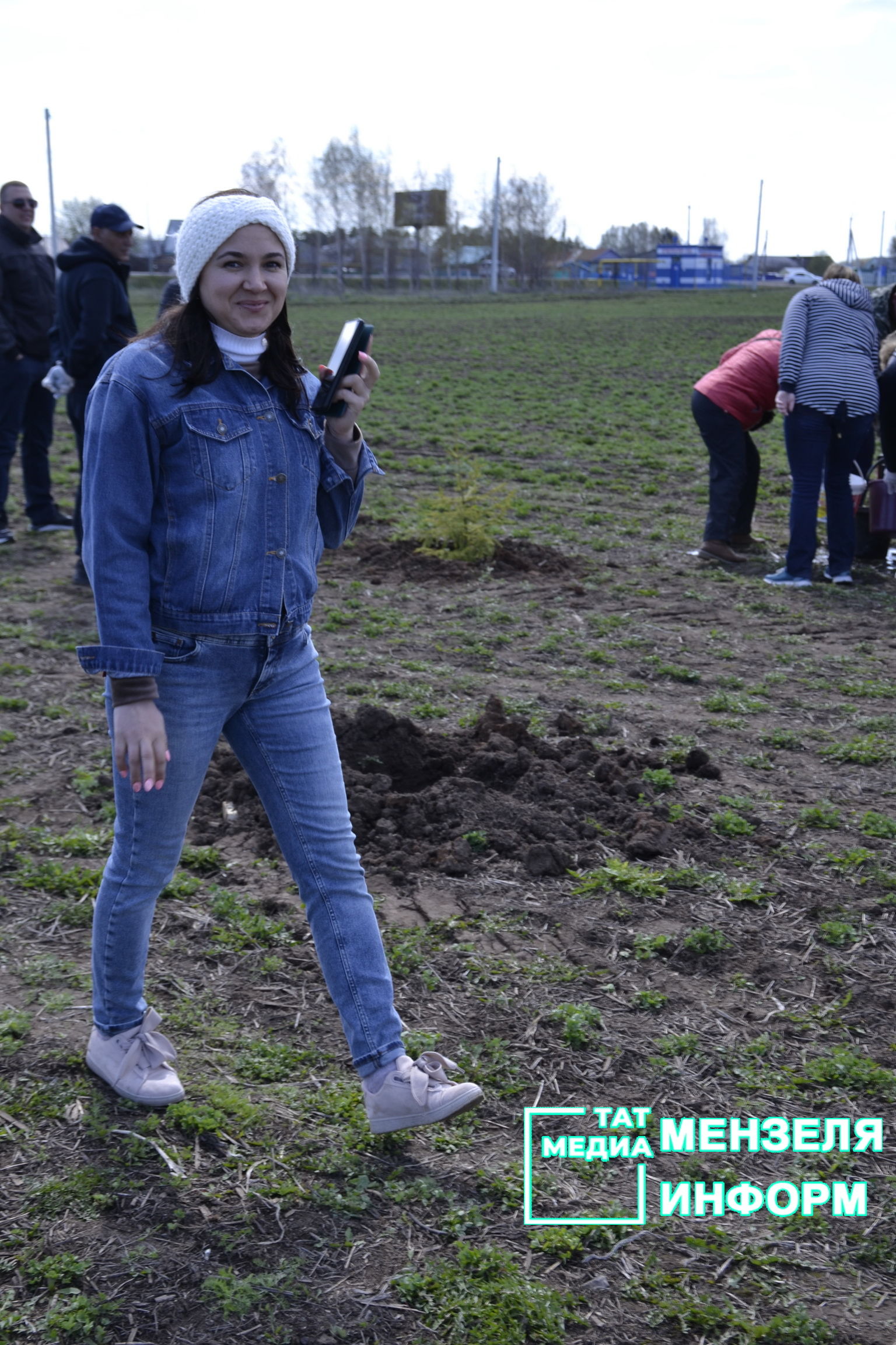 В Мензелинске более двухсот человек посадили деревья в акции "Сад памяти"