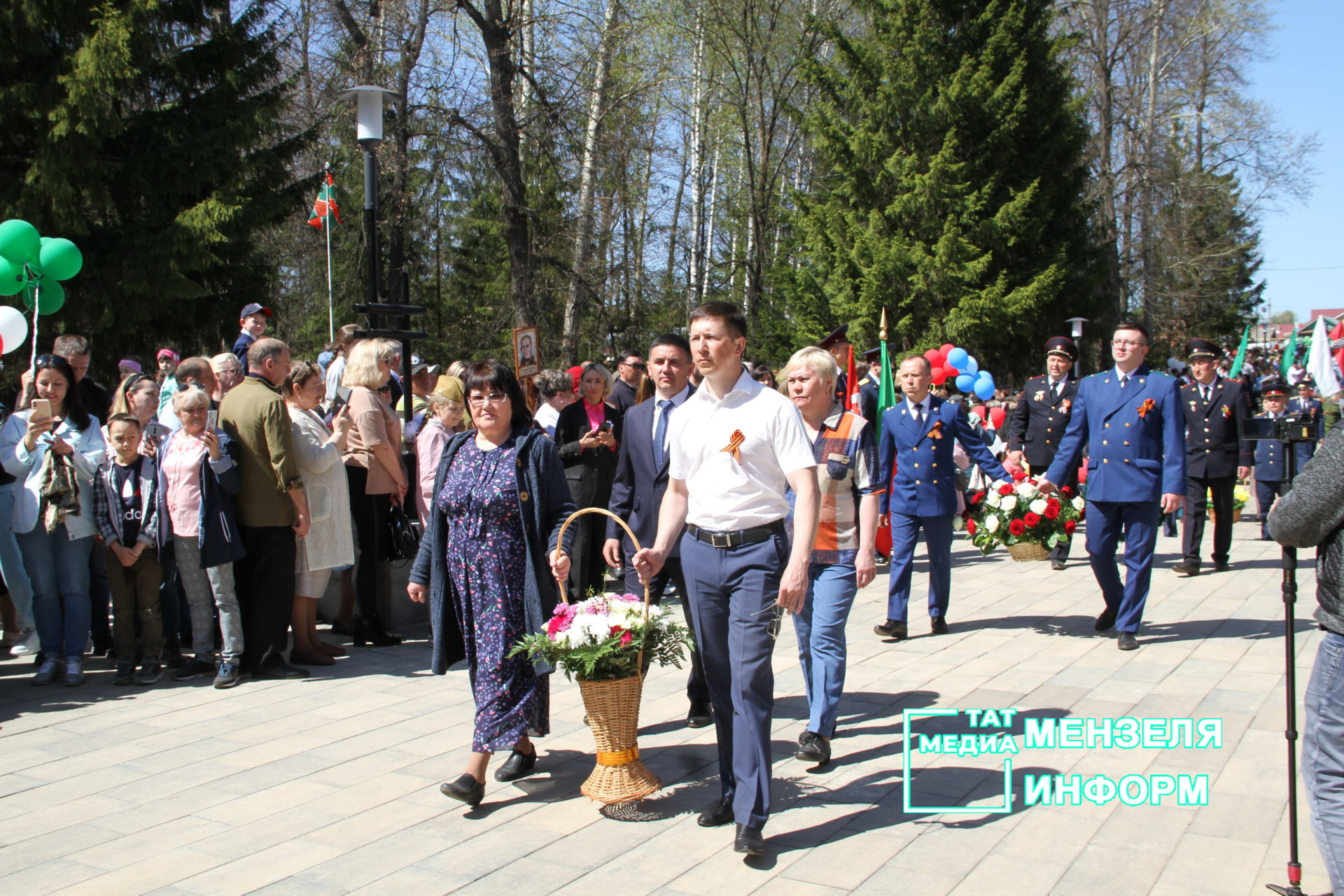 Мензелинцы возложили цветы к памятникам в честь участников Великой Отечественной войны