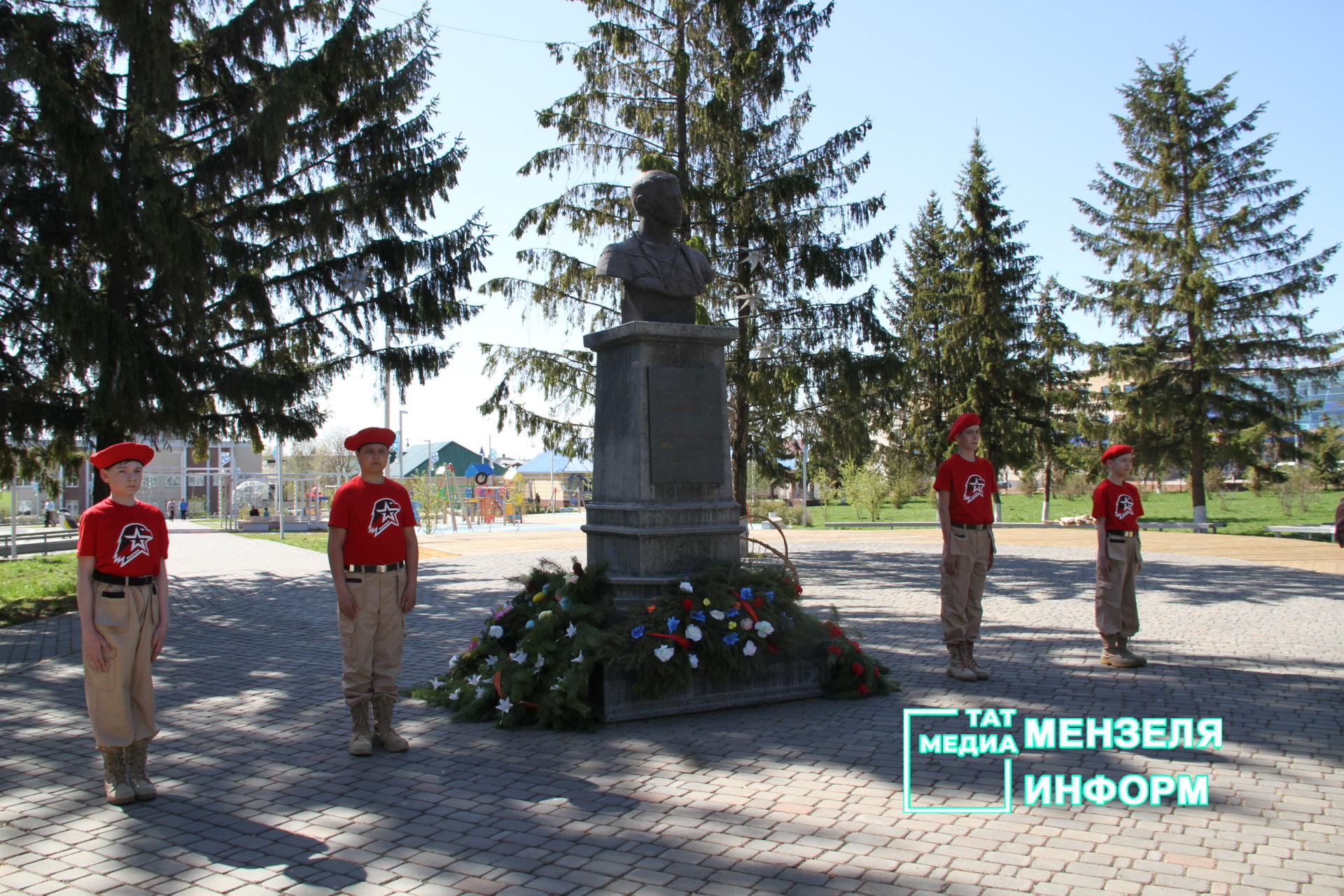 Мензелинцы возложили цветы к памятникам в честь участников Великой Отечественной войны