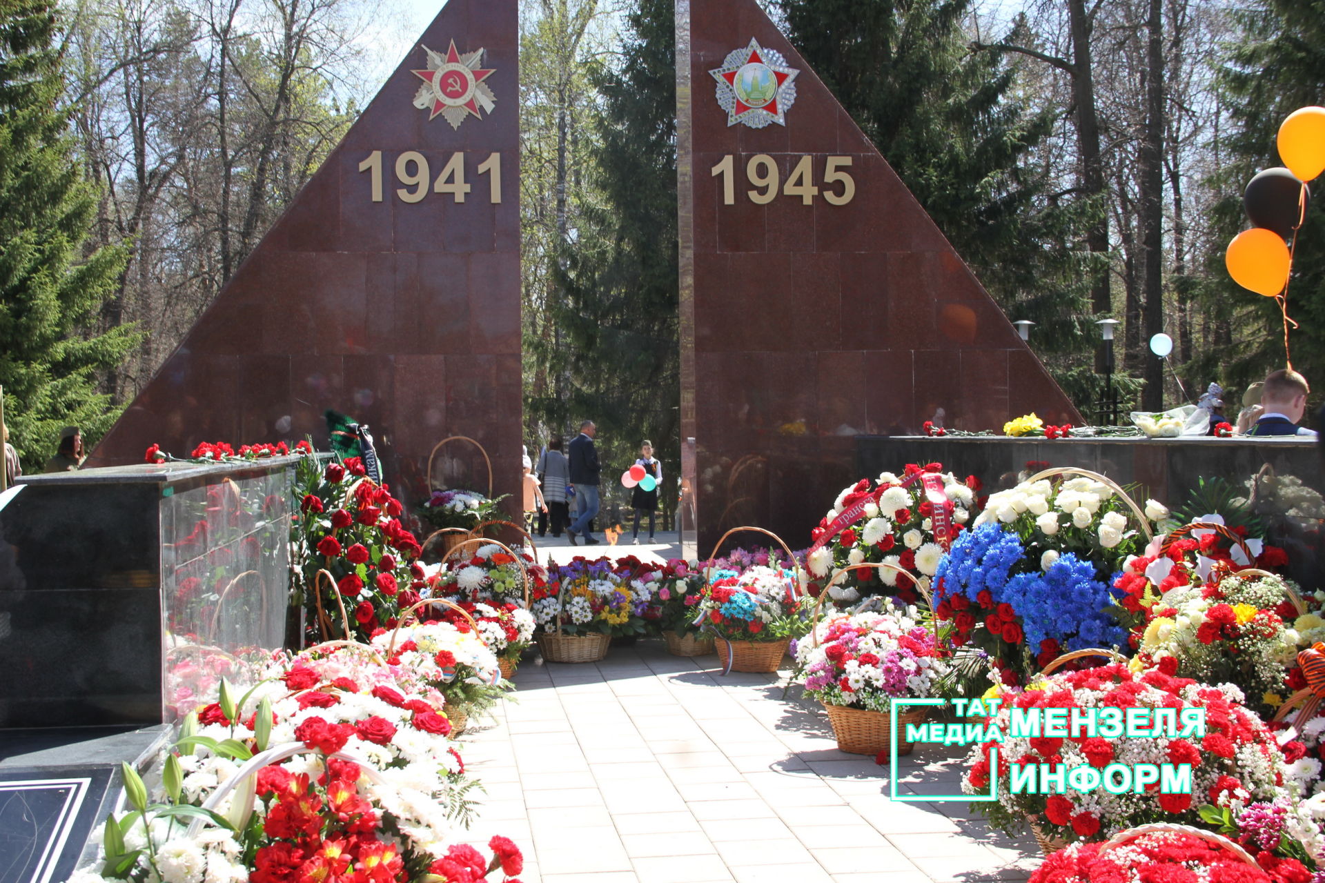 Мензелинцы возложили цветы к памятникам в честь участников Великой Отечественной войны