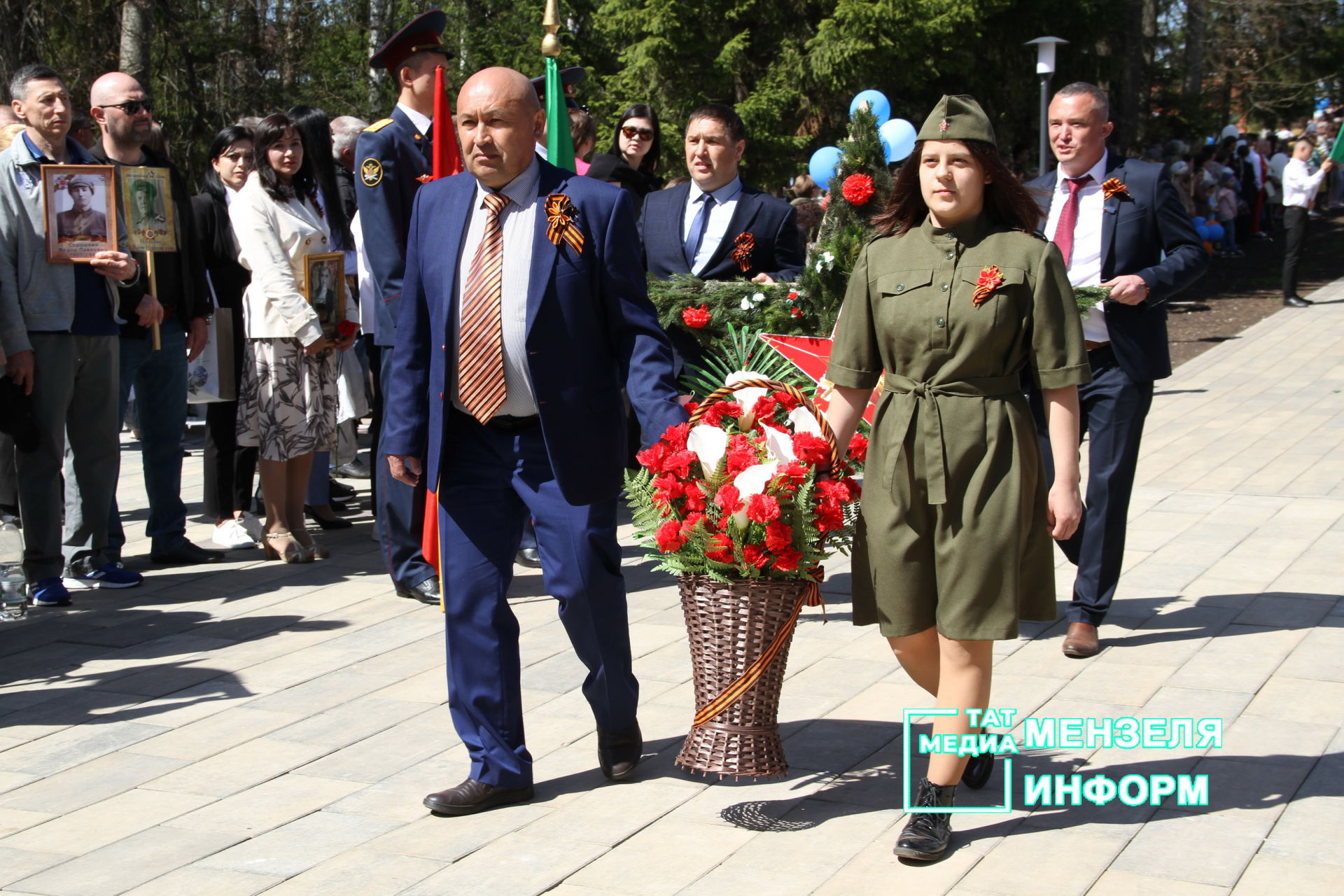 Мензелинцы возложили цветы к памятникам в честь участников Великой Отечественной войны