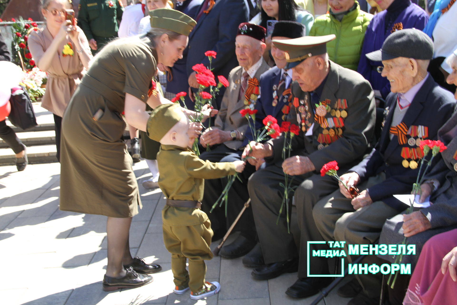 Мензелинцы возложили цветы к памятникам в честь участников Великой Отечественной войны