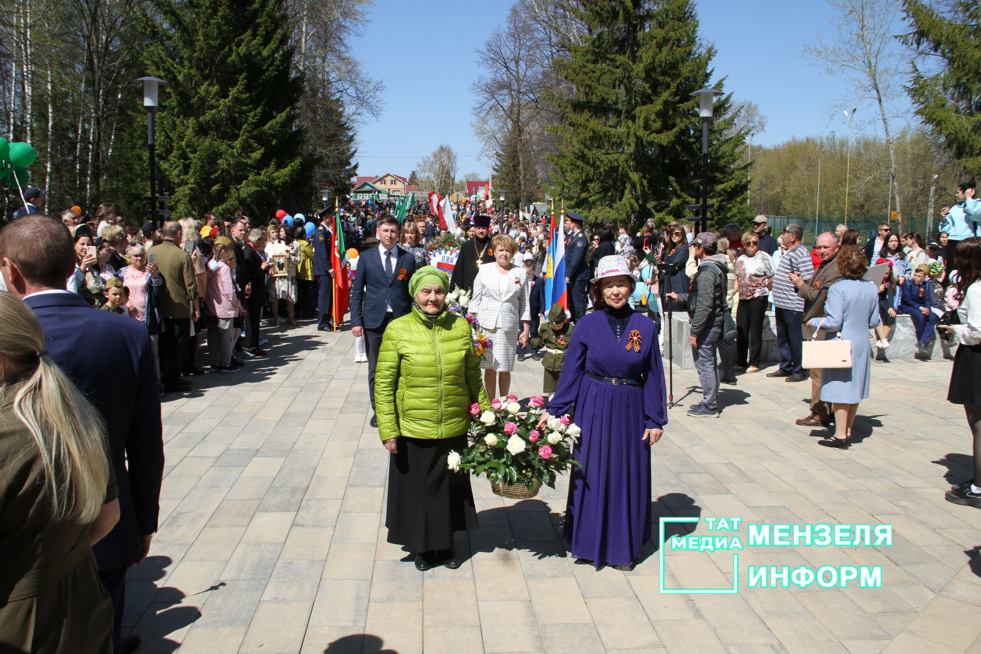 Мензелинцы возложили цветы к памятникам в честь участников Великой Отечественной войны