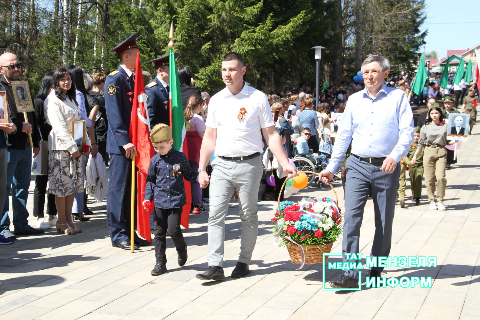 Мензелинцы возложили цветы к памятникам в честь участников Великой Отечественной войны