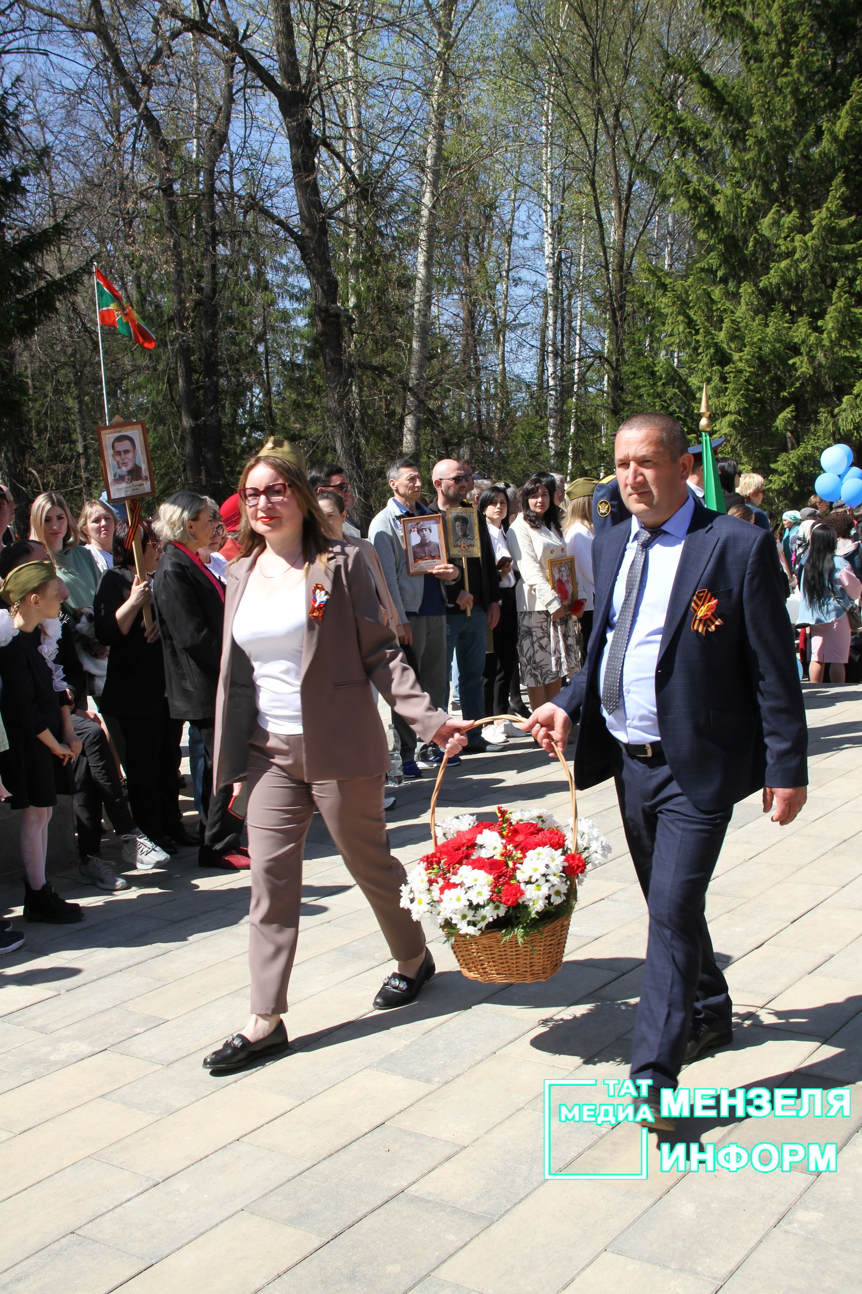 Мензелинцы возложили цветы к памятникам в честь участников Великой Отечественной войны