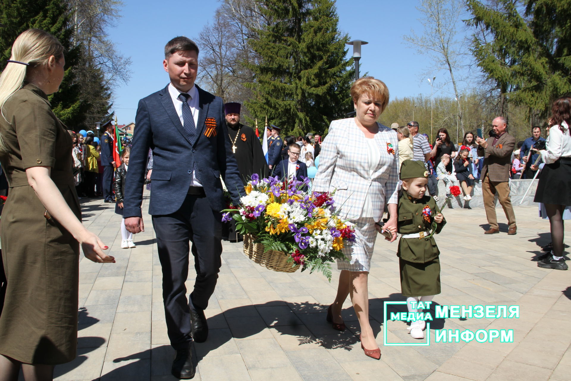 Мензелинцы возложили цветы к памятникам в честь участников Великой Отечественной войны