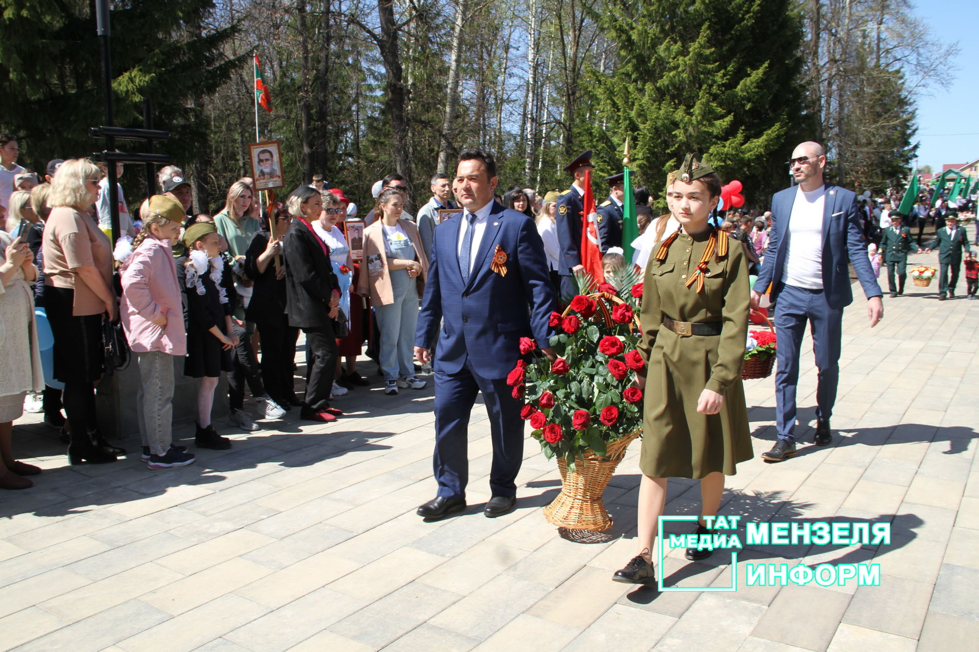 Мензелинцы возложили цветы к памятникам в честь участников Великой Отечественной войны