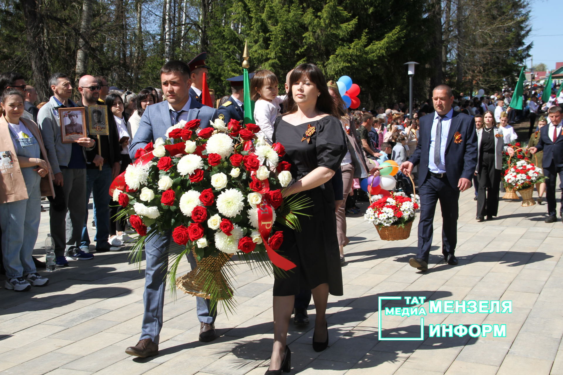 Мензелинцы возложили цветы к памятникам в честь участников Великой Отечественной войны