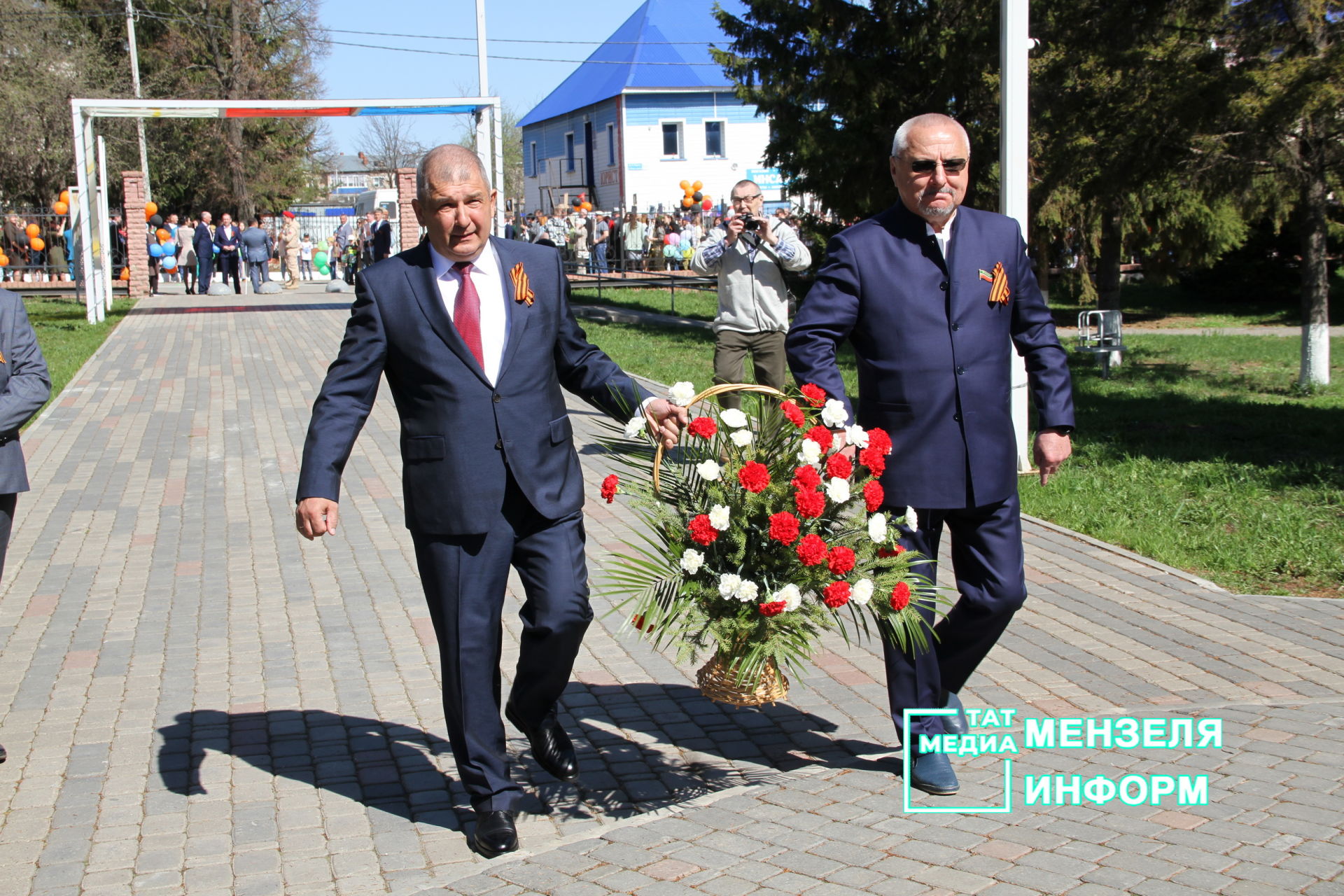 Мензелинцы возложили цветы к памятникам в честь участников Великой Отечественной войны