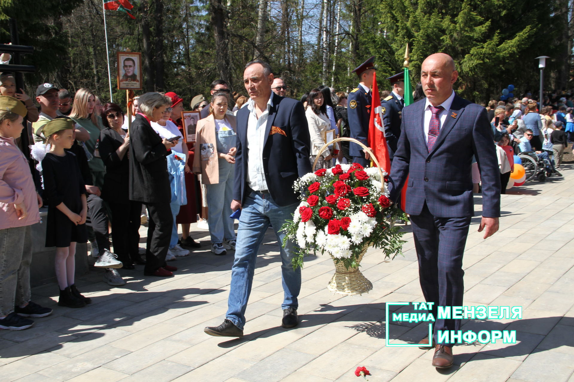 Мензелинцы возложили цветы к памятникам в честь участников Великой Отечественной войны