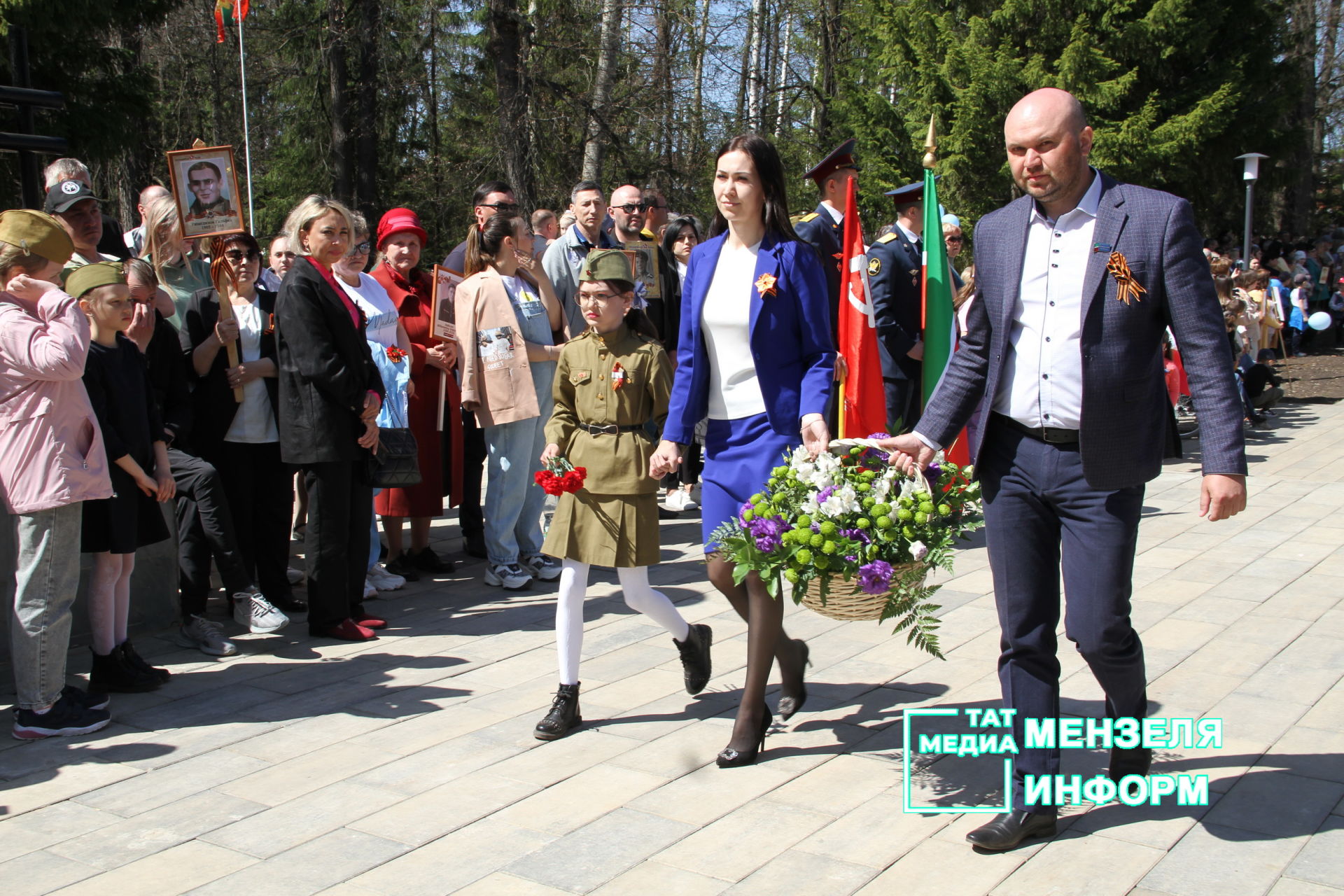 Мензелинцы возложили цветы к памятникам в честь участников Великой Отечественной войны