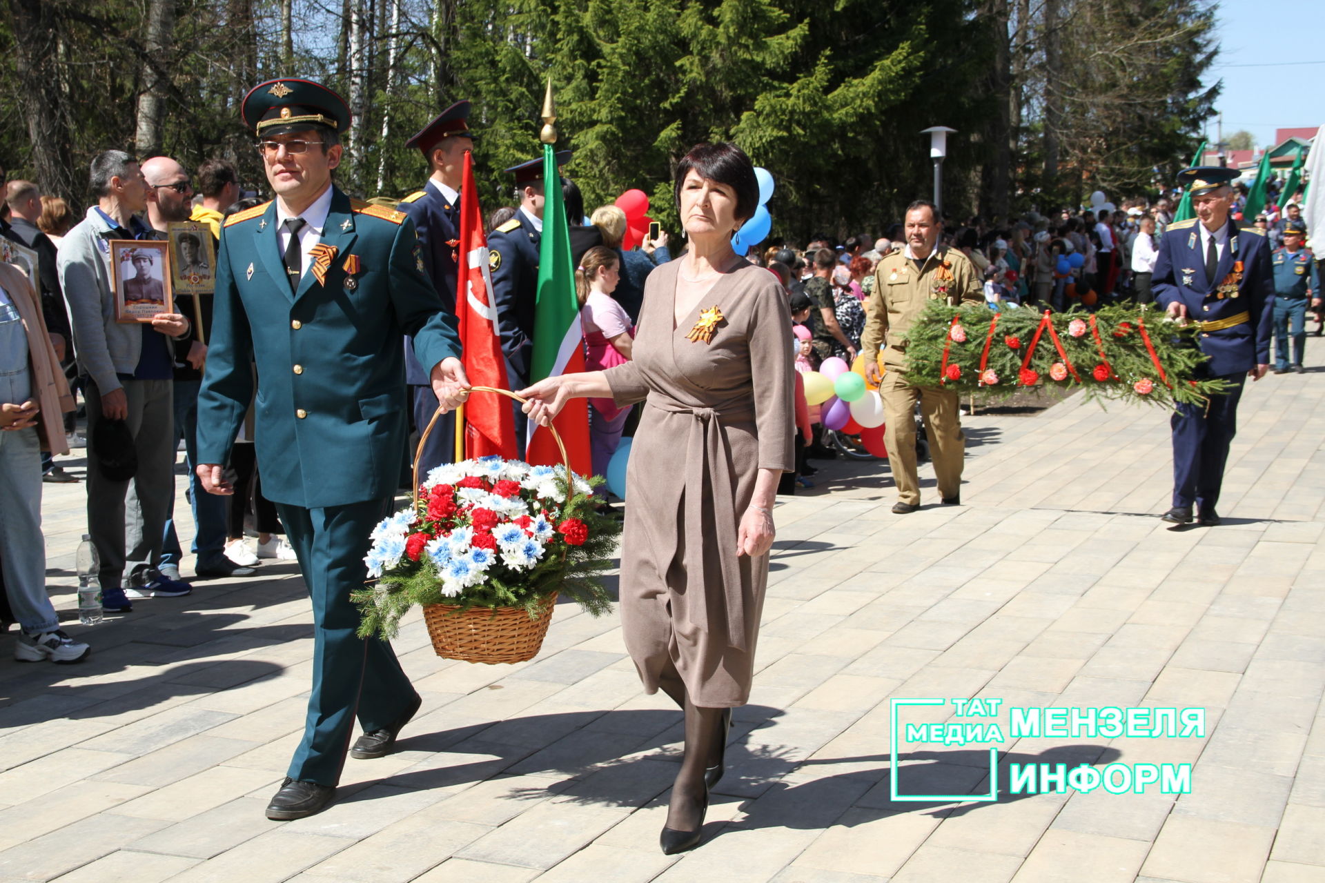 Мензелинцы возложили цветы к памятникам в честь участников Великой Отечественной войны