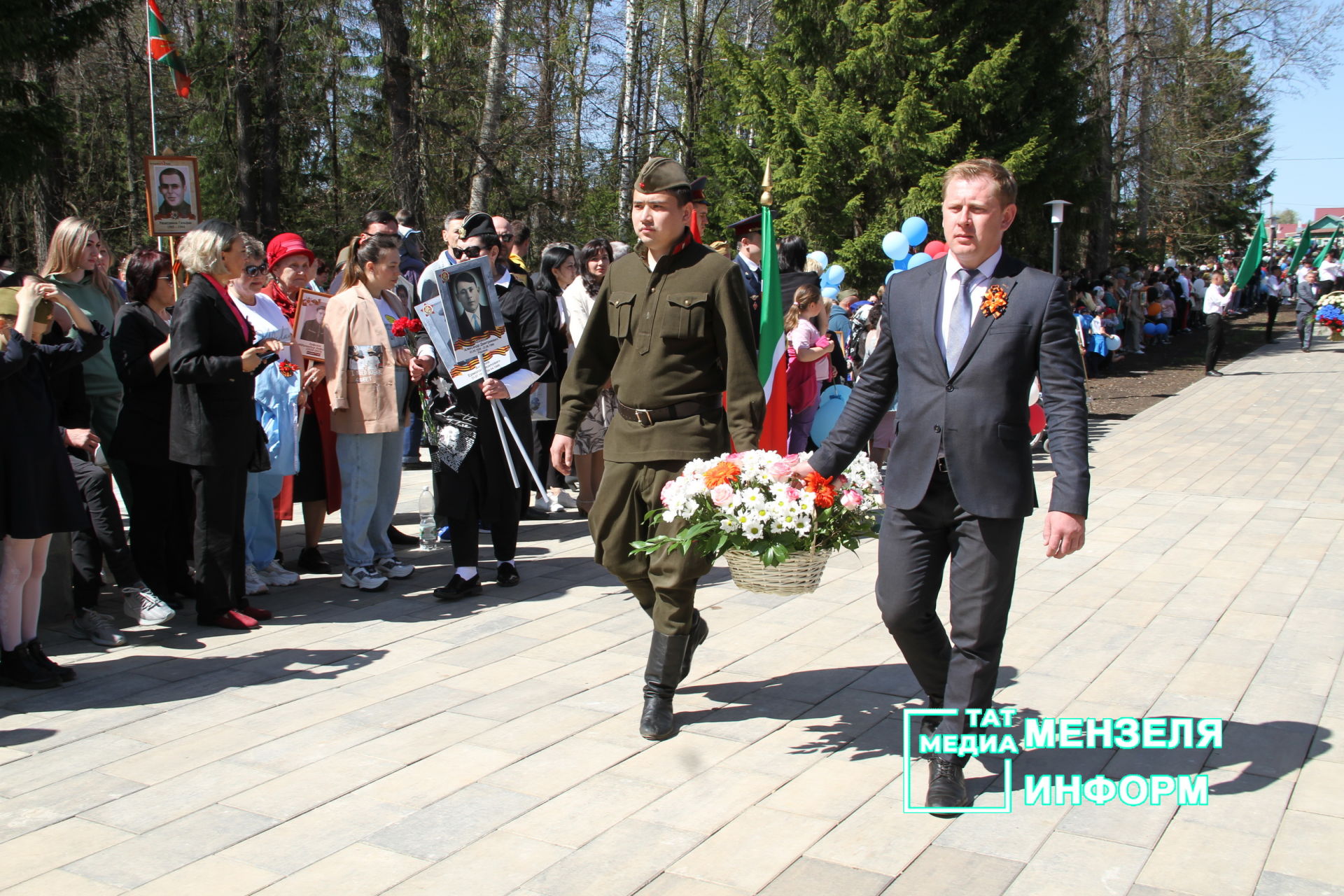 Мензелинцы возложили цветы к памятникам в честь участников Великой Отечественной войны