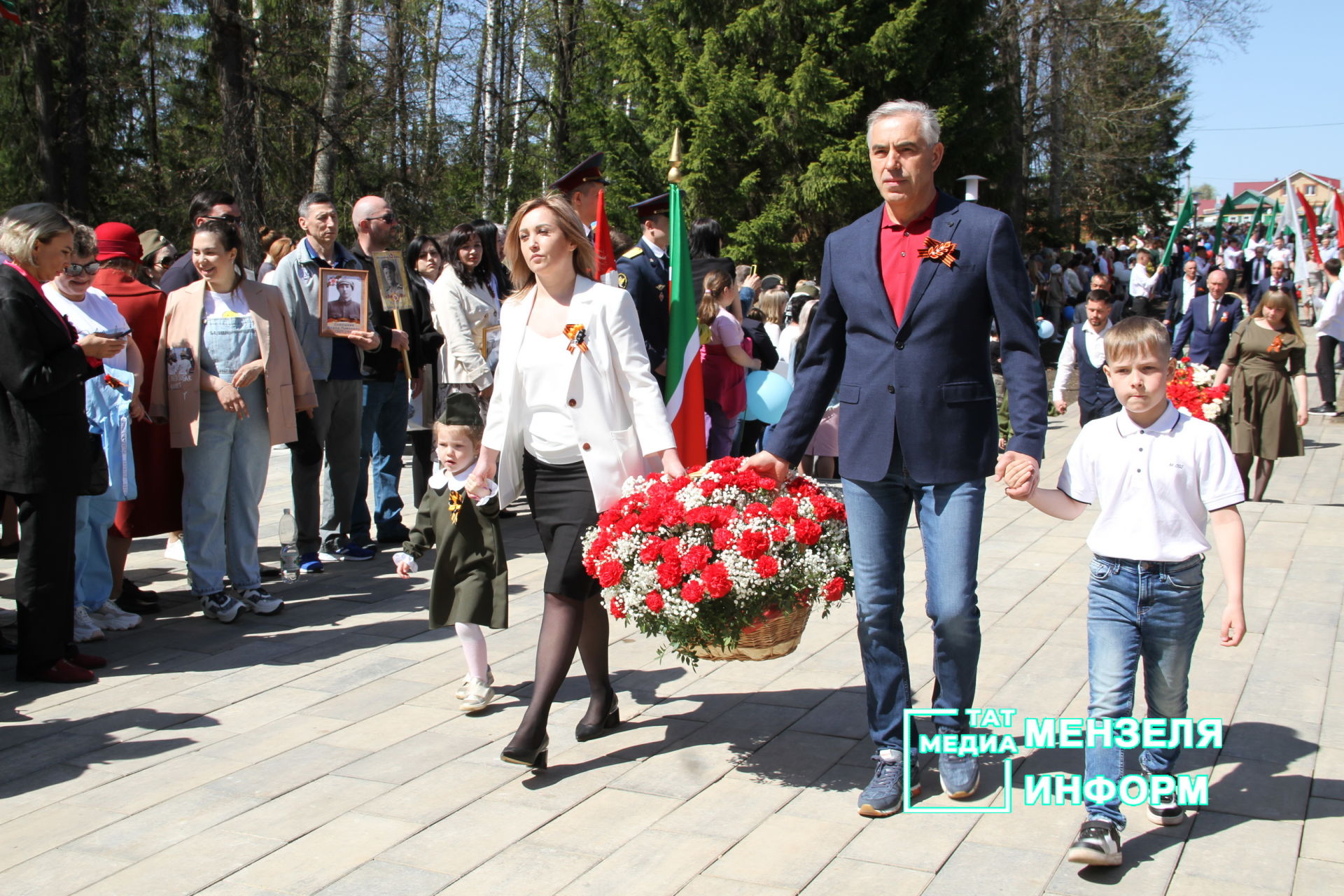 Мензелинцы возложили цветы к памятникам в честь участников Великой Отечественной войны