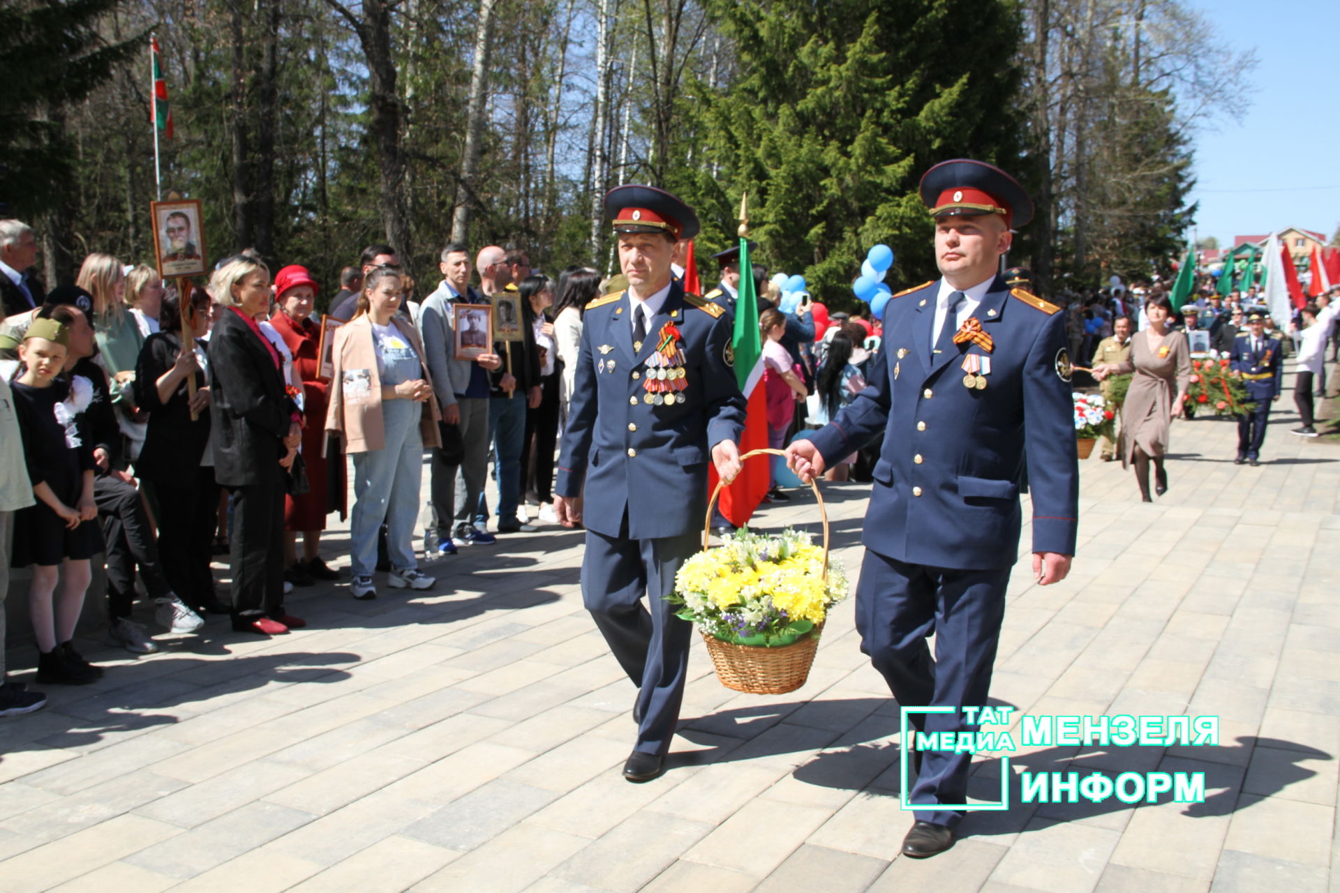 Мензелинцы возложили цветы к памятникам в честь участников Великой Отечественной войны