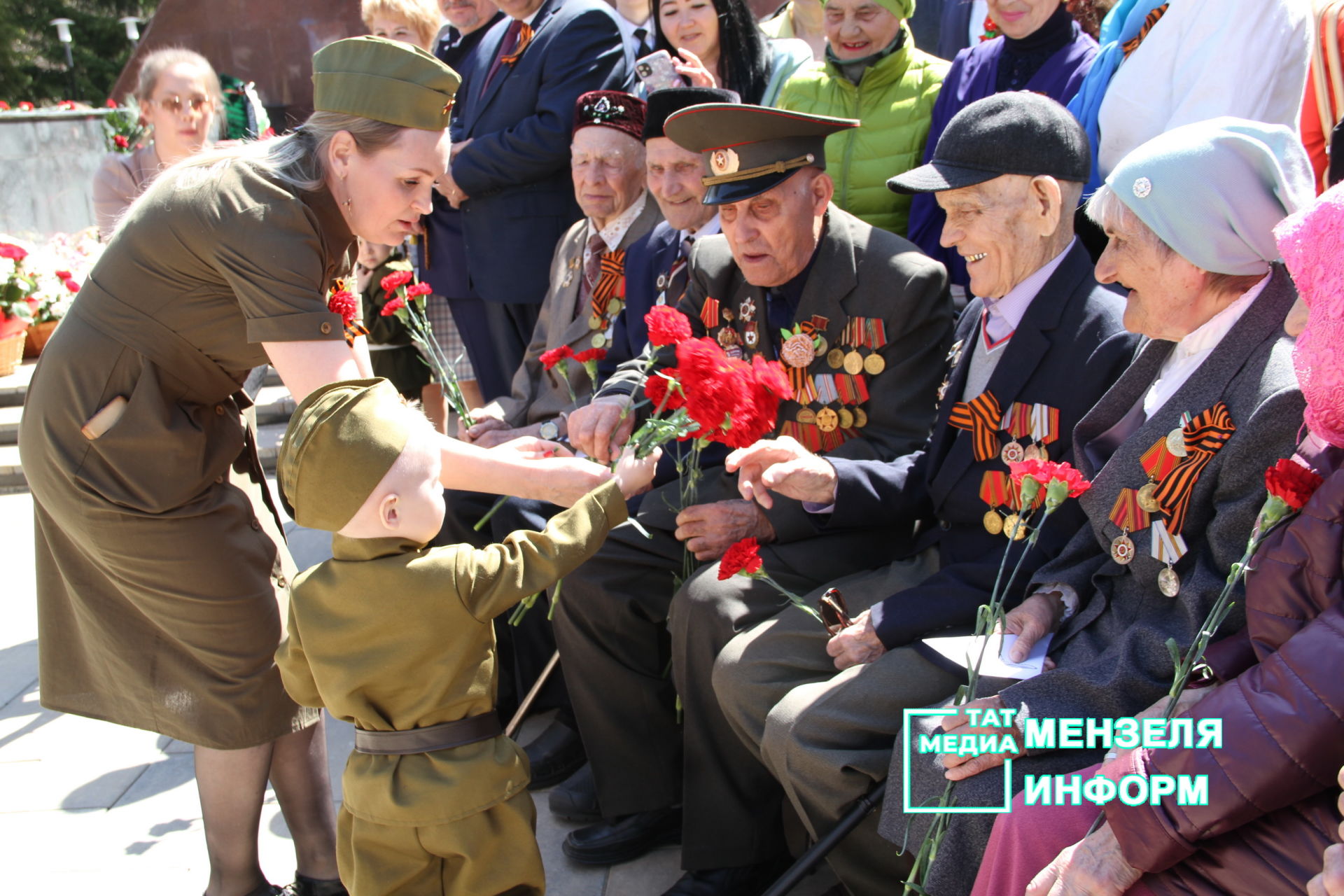 Мензелинцы возложили цветы к памятникам в честь участников Великой Отечественной войны