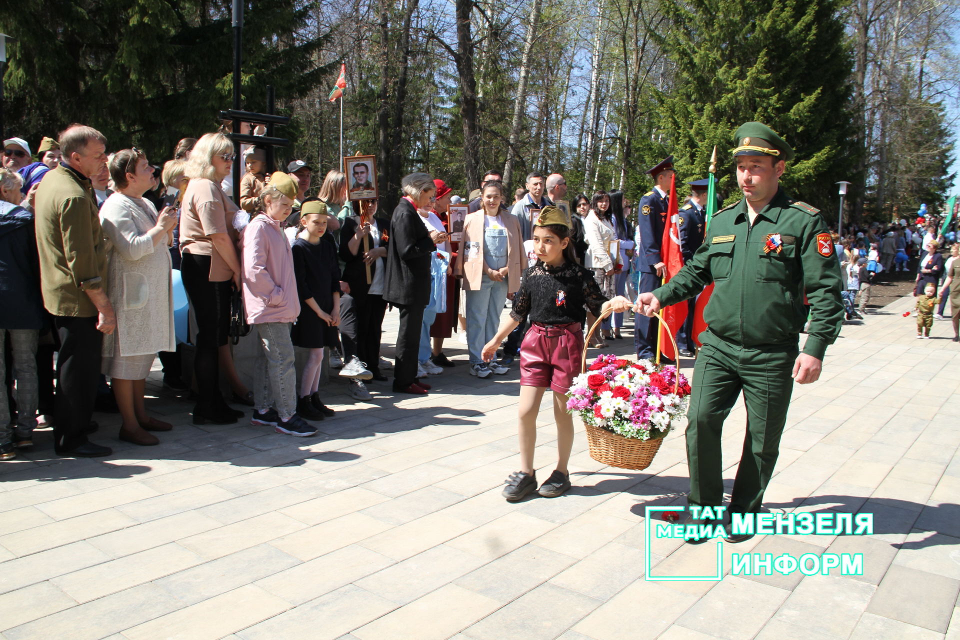 Мензелинцы возложили цветы к памятникам в честь участников Великой Отечественной войны