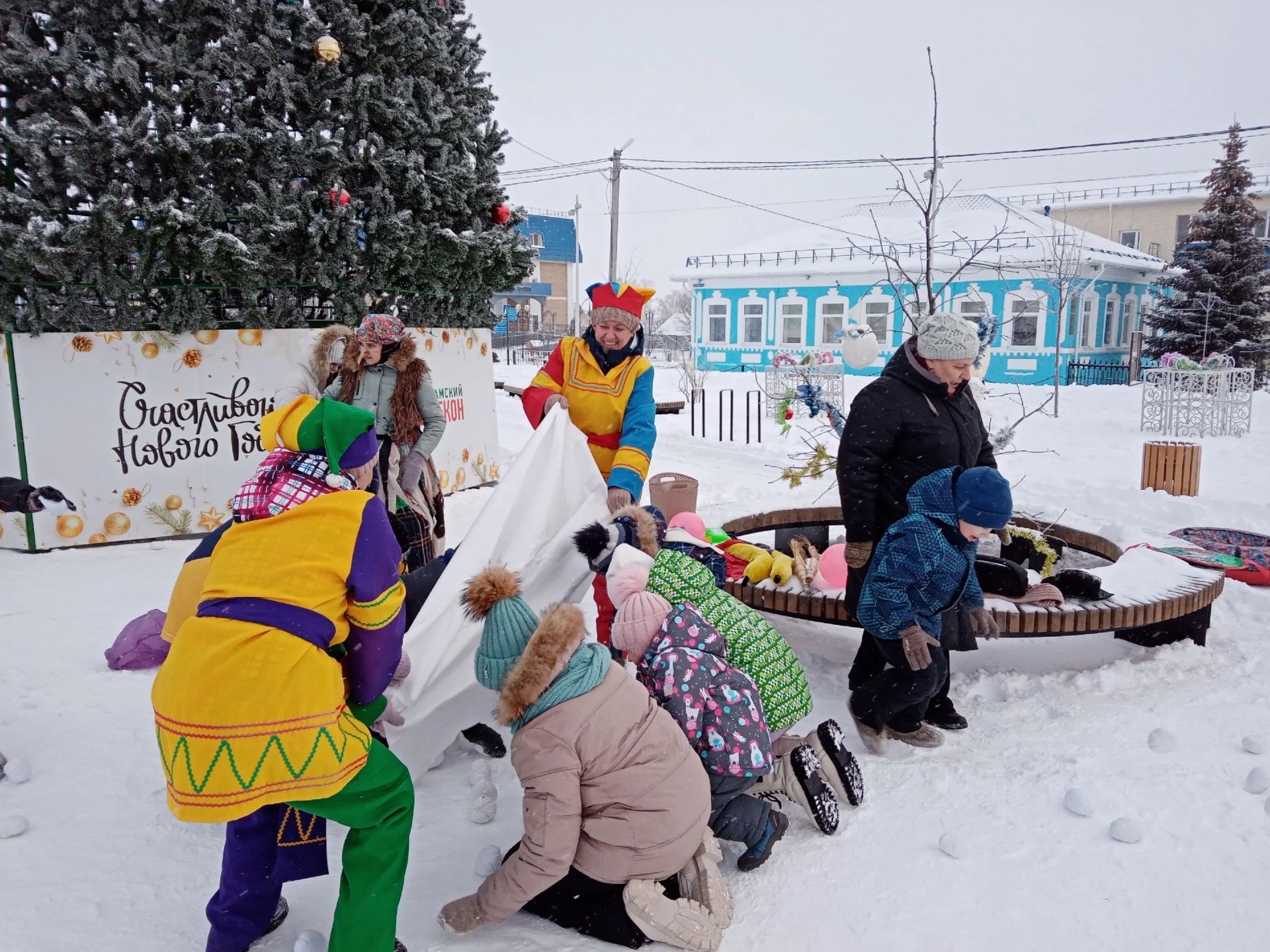 Сотрудники молодёжного центра "Ялкын" провели развлекательные мероприятие "Давайте верить в чудеса"