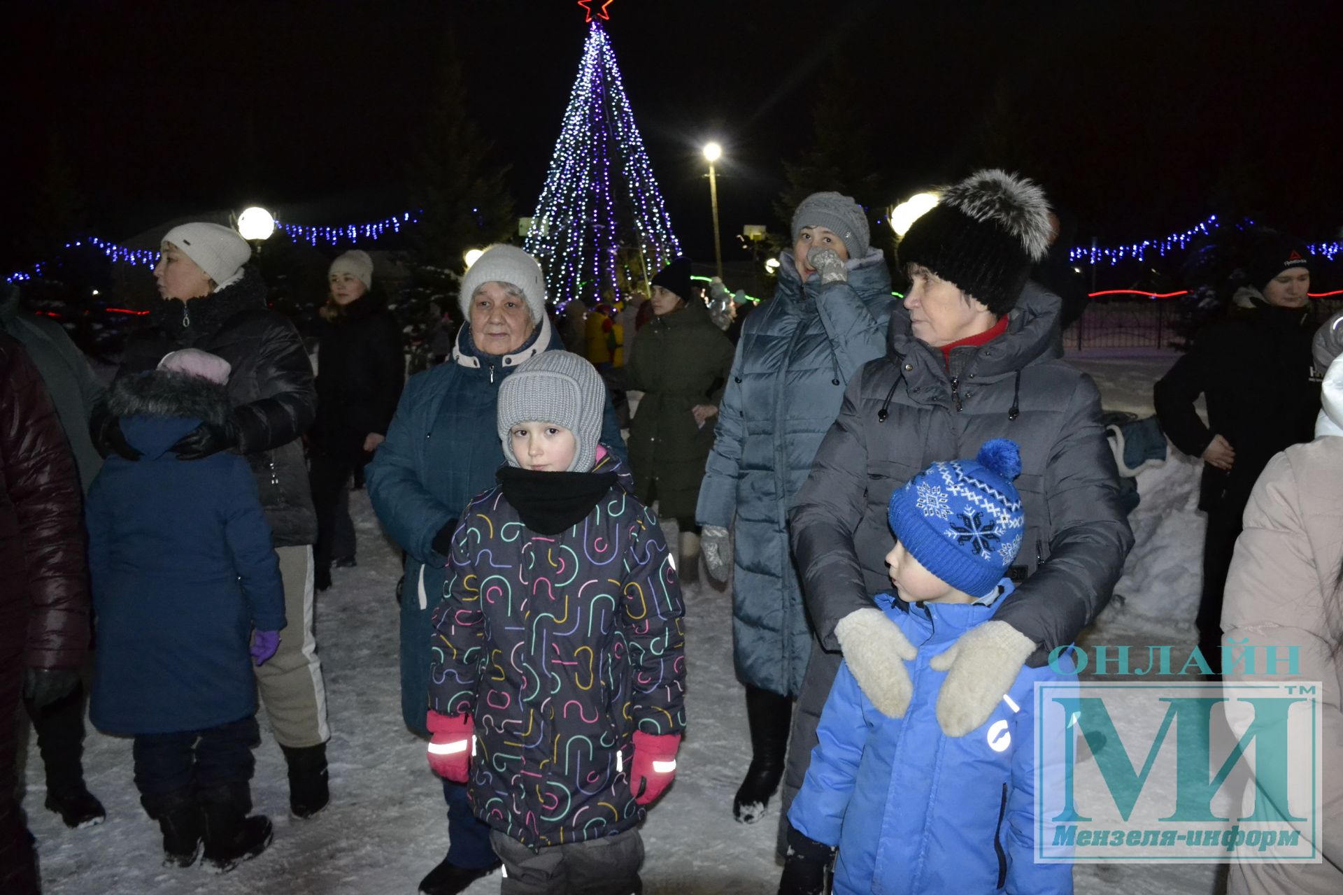 И вот она нарядная на праздник к нам пришла. Открытие Новогодней елки Ледового дворца