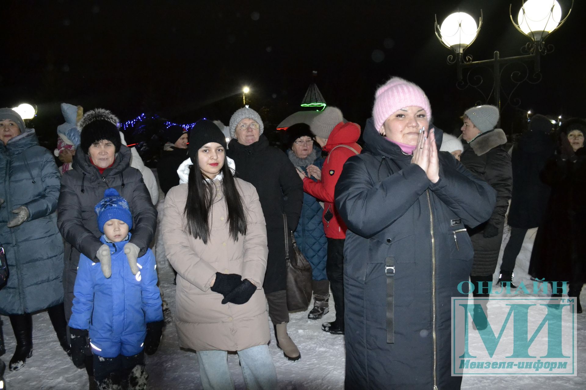 И вот она нарядная на праздник к нам пришла. Открытие Новогодней елки Ледового дворца