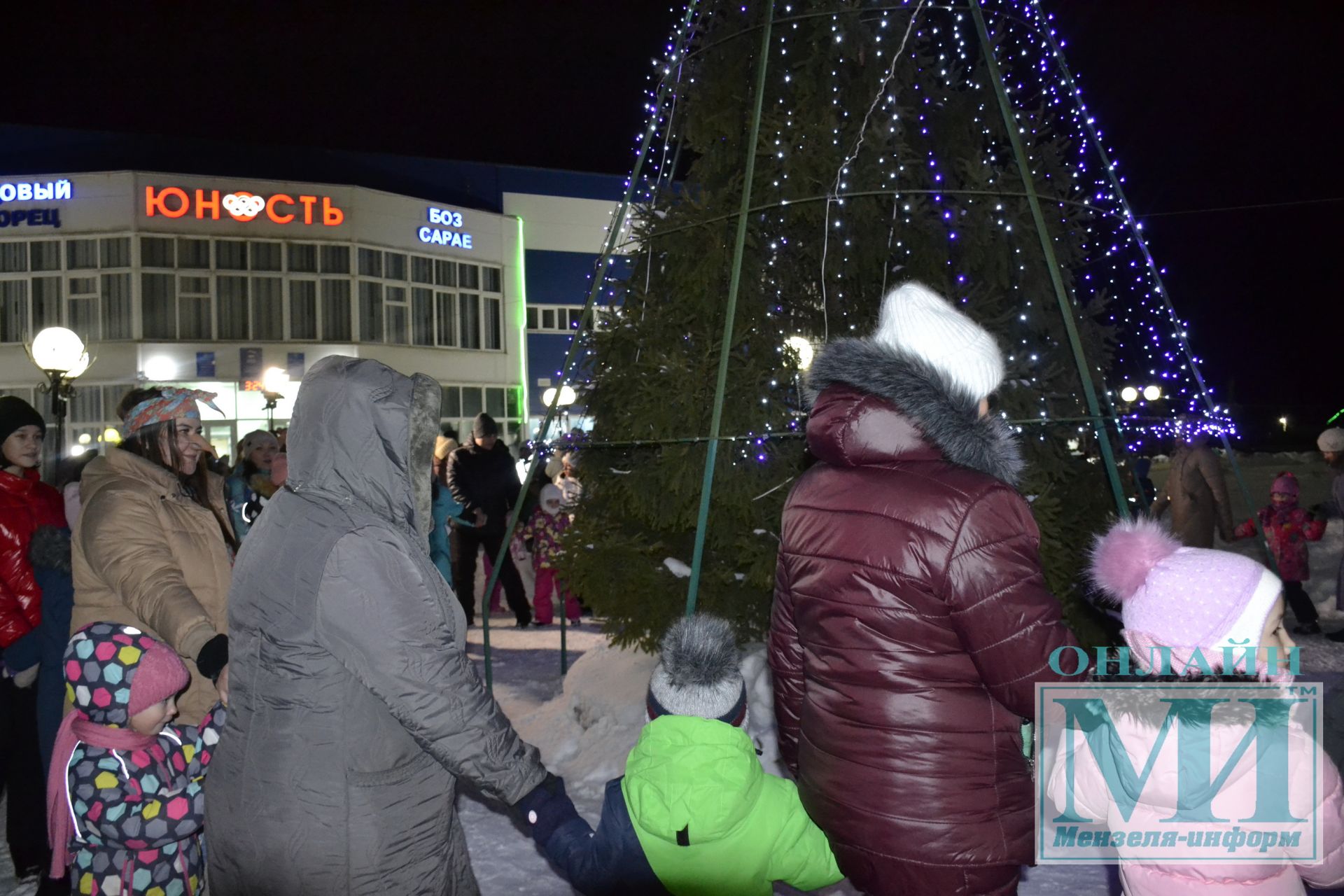 И вот она нарядная на праздник к нам пришла. Открытие Новогодней елки Ледового дворца