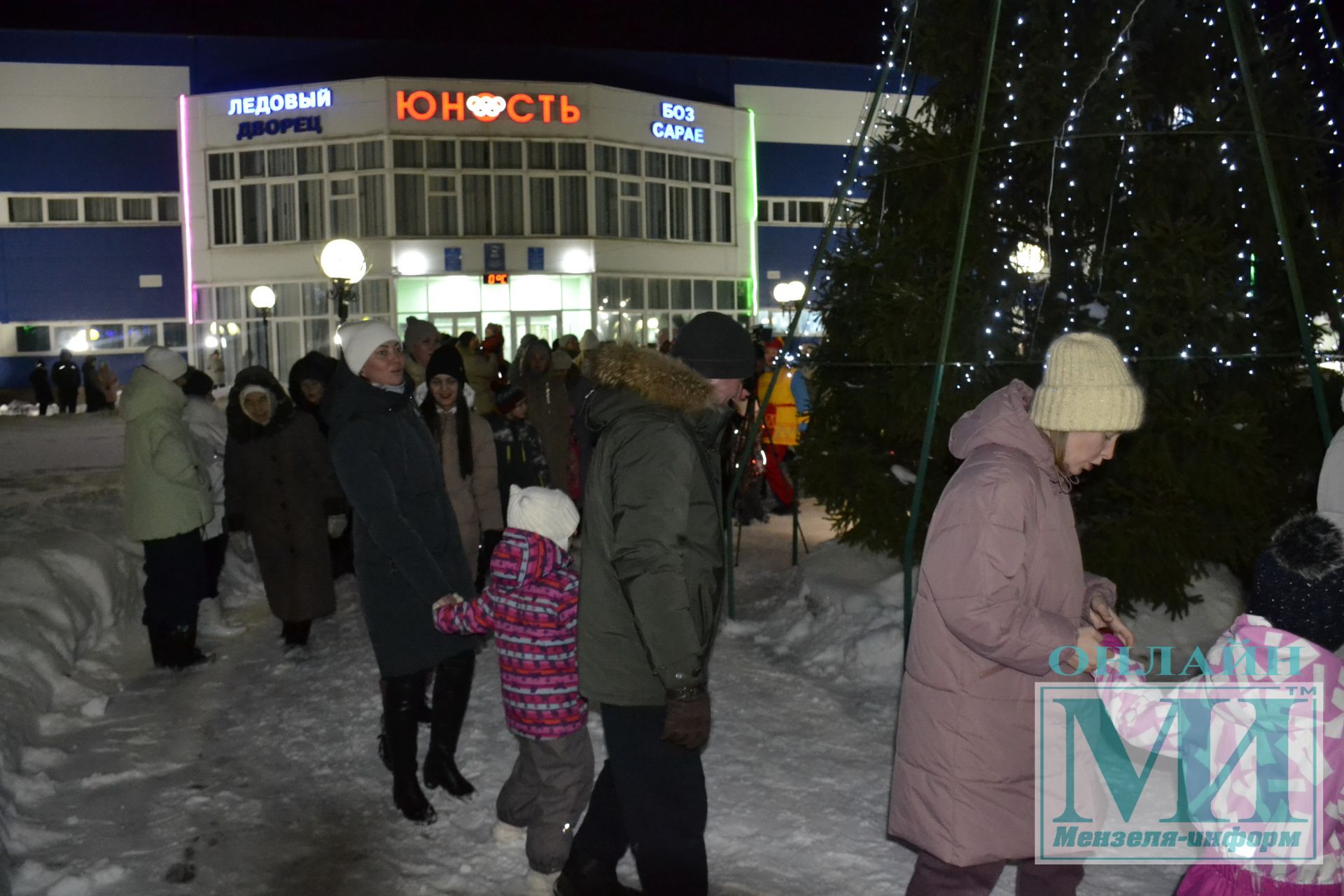 И вот она нарядная на праздник к нам пришла. Открытие Новогодней елки Ледового дворца