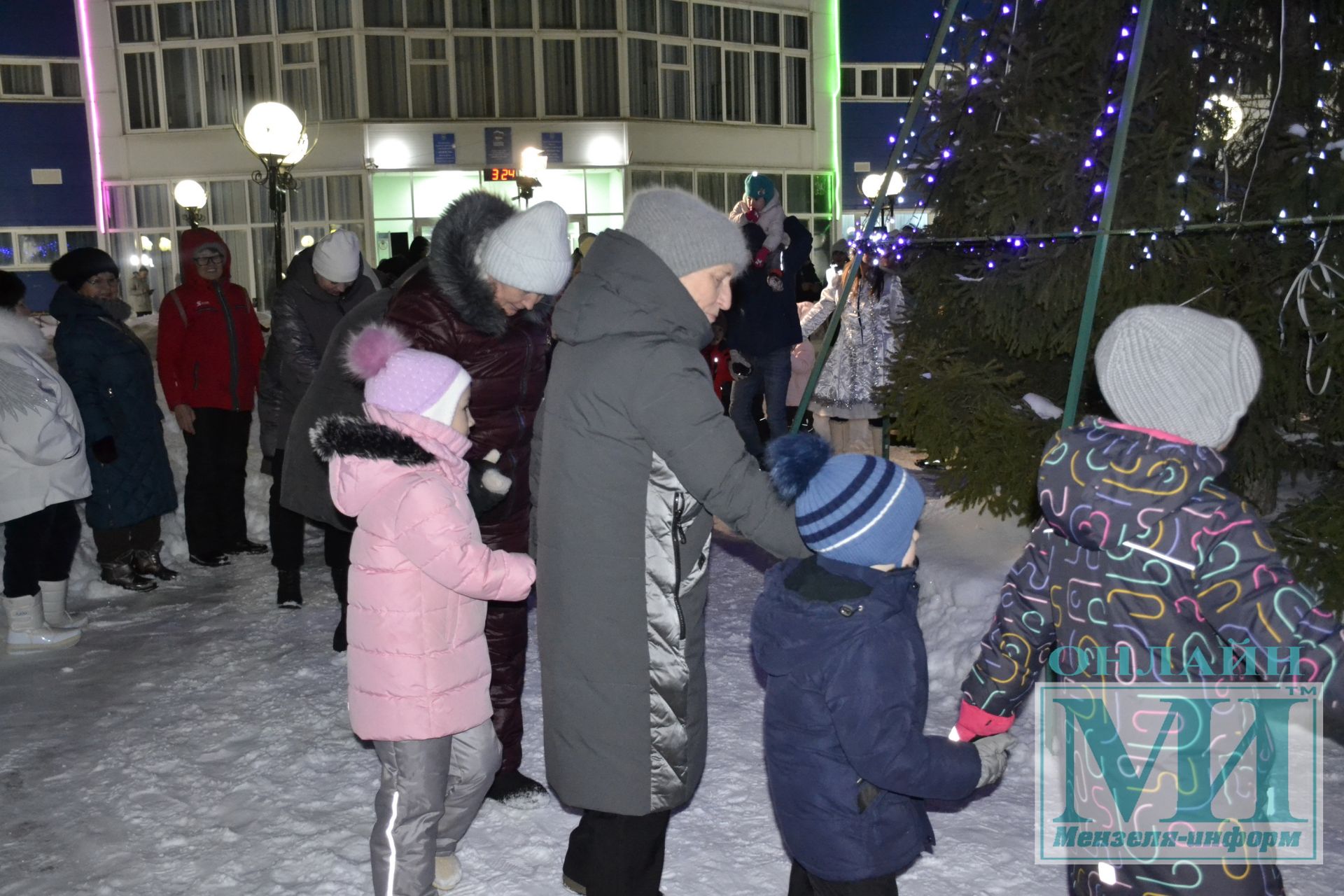 И вот она нарядная на праздник к нам пришла. Открытие Новогодней елки Ледового дворца