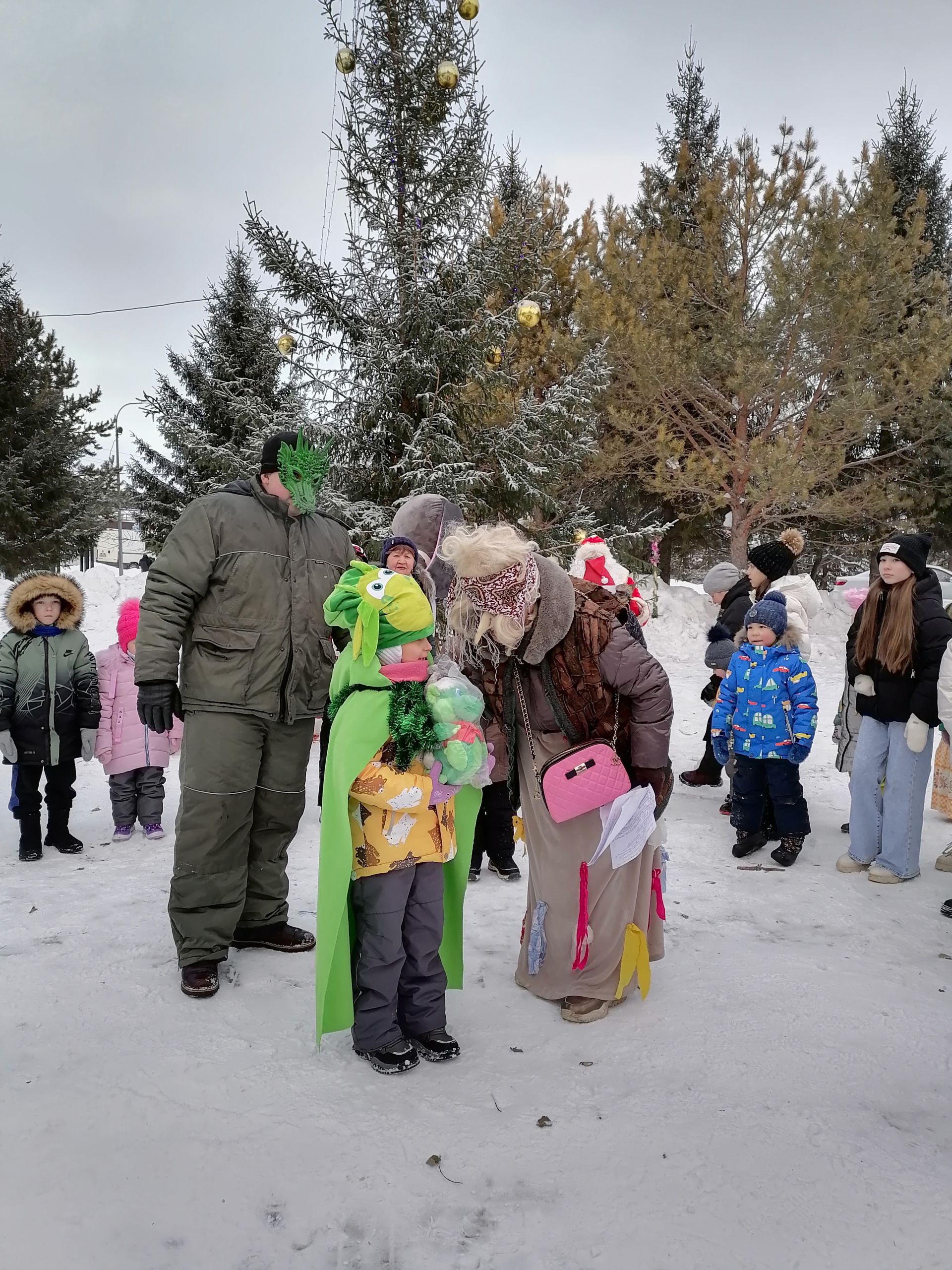 В парке Победы г. Мензелинска прошло новогоднее представление