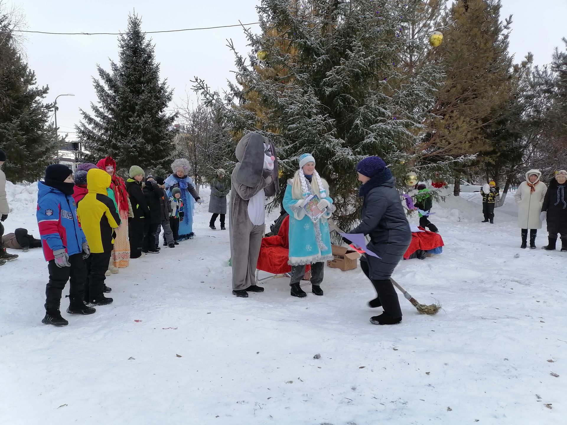 В парке Победы г. Мензелинска прошло новогоднее представление