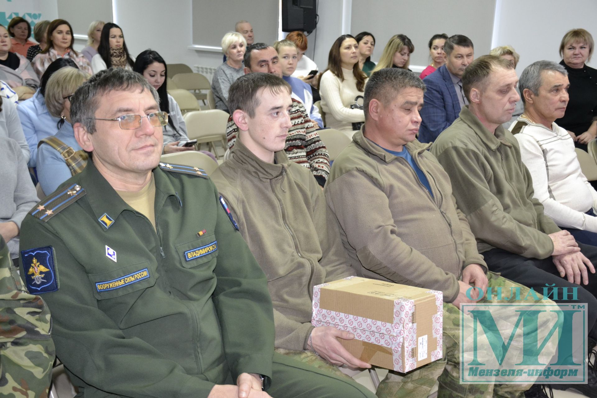 В Мензелинске в преддверии Дня героев Отечества наградили волонтеров