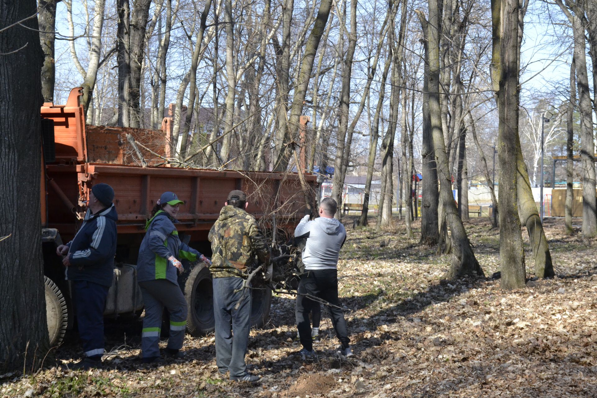 В парке имени Ленина, на территории озера Кучканка прошли субботники.