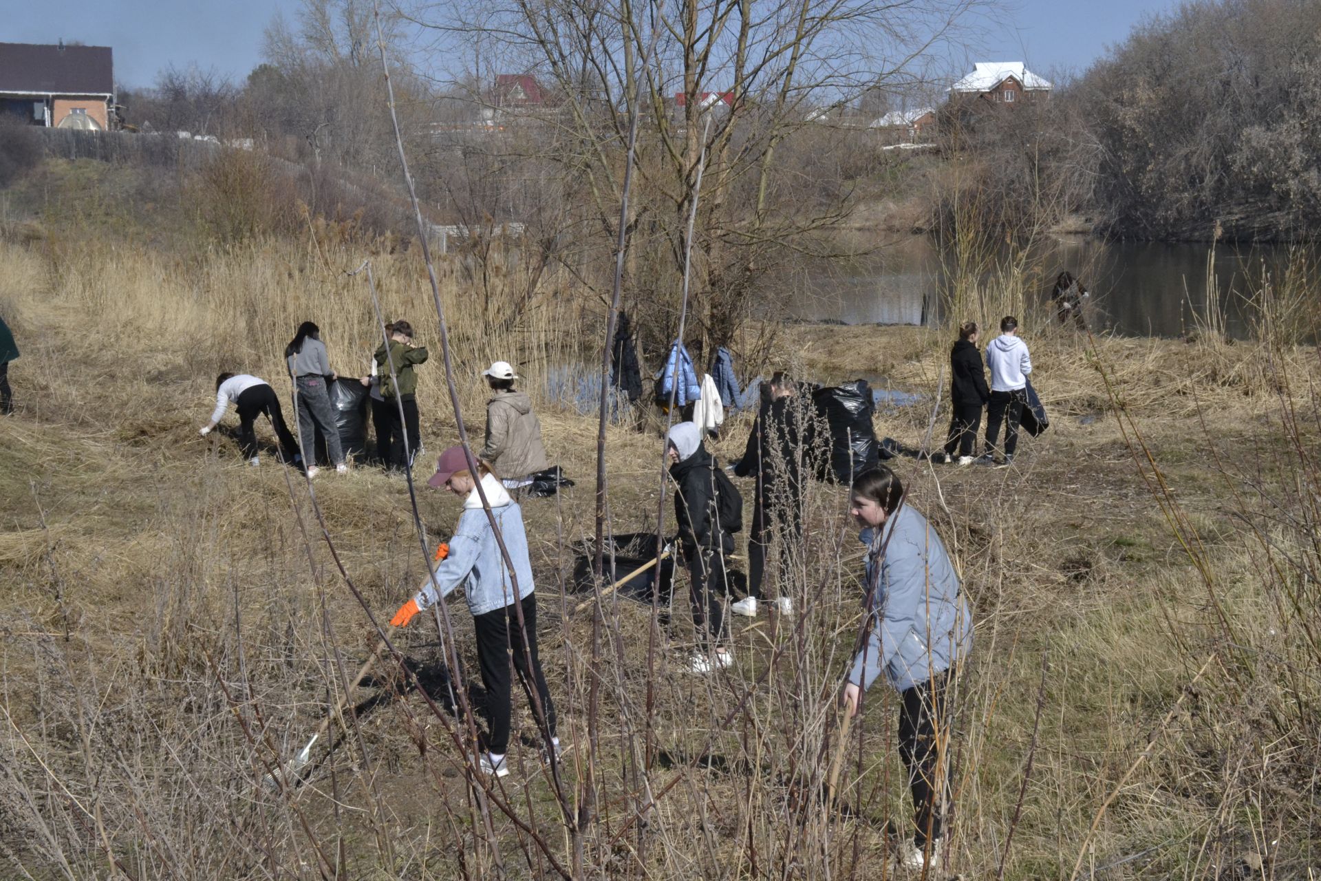 В парке имени Ленина, на территории озера Кучканка прошли субботники.