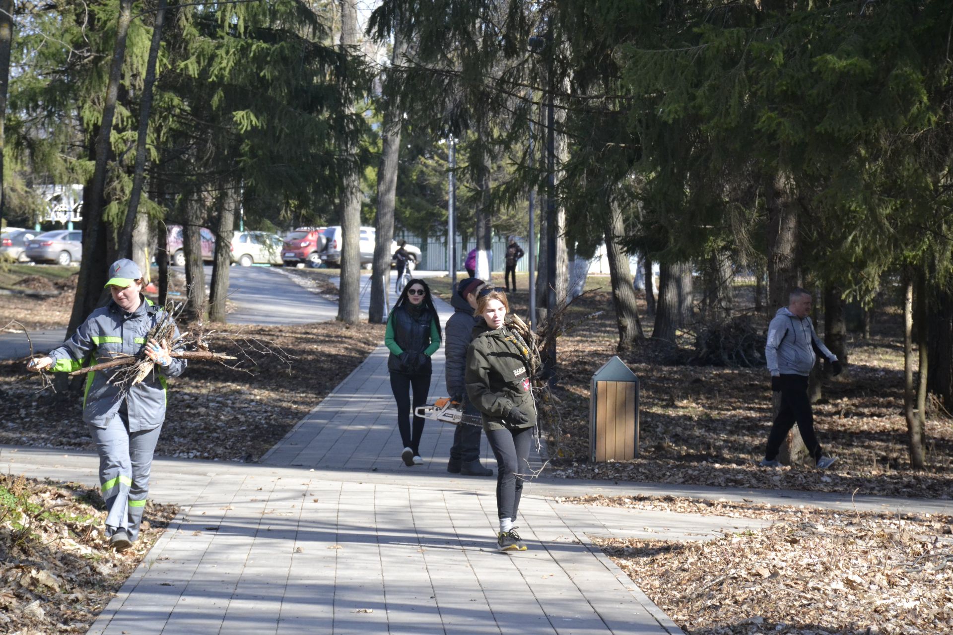 В парке имени Ленина, на территории озера Кучканка прошли субботники.