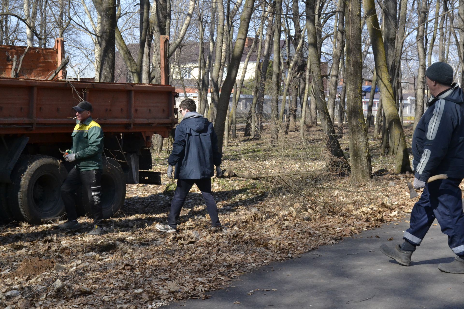 В парке имени Ленина, на территории озера Кучканка прошли субботники.