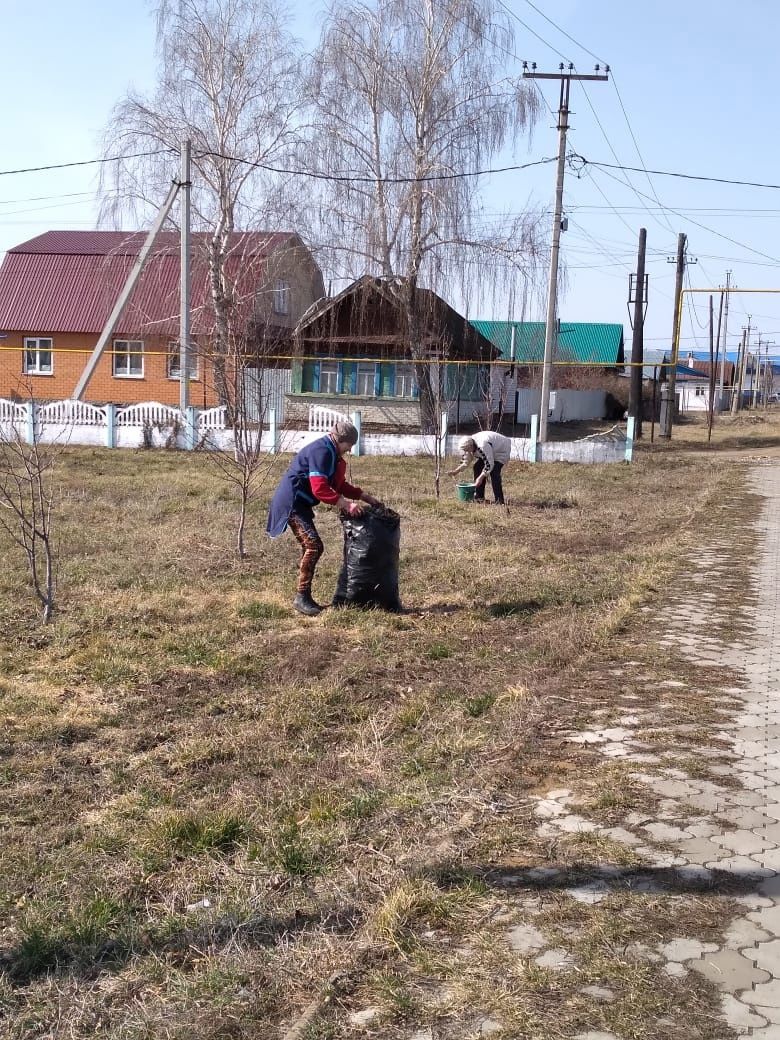 Уборка прилегающих территорий продолжается