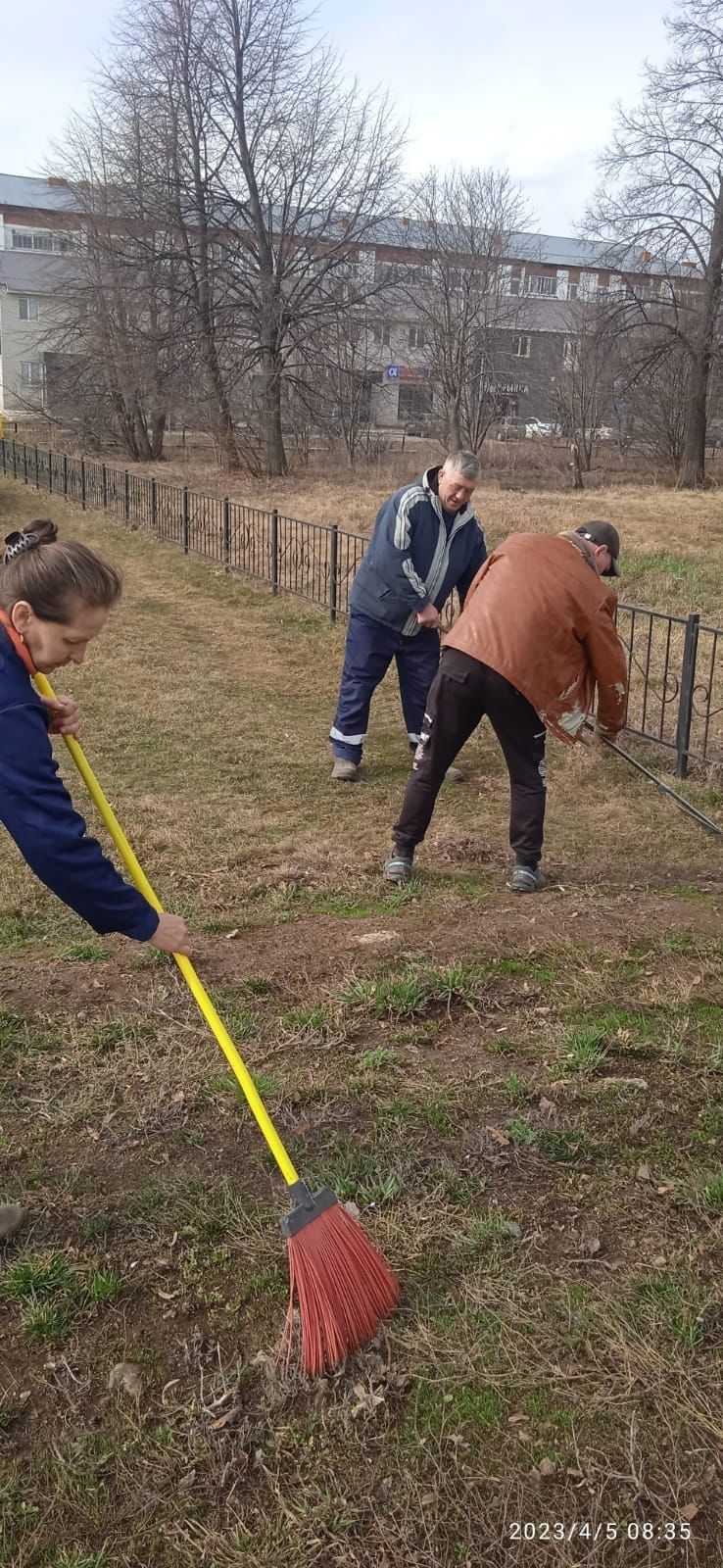 Уборка прилегающих территорий продолжается