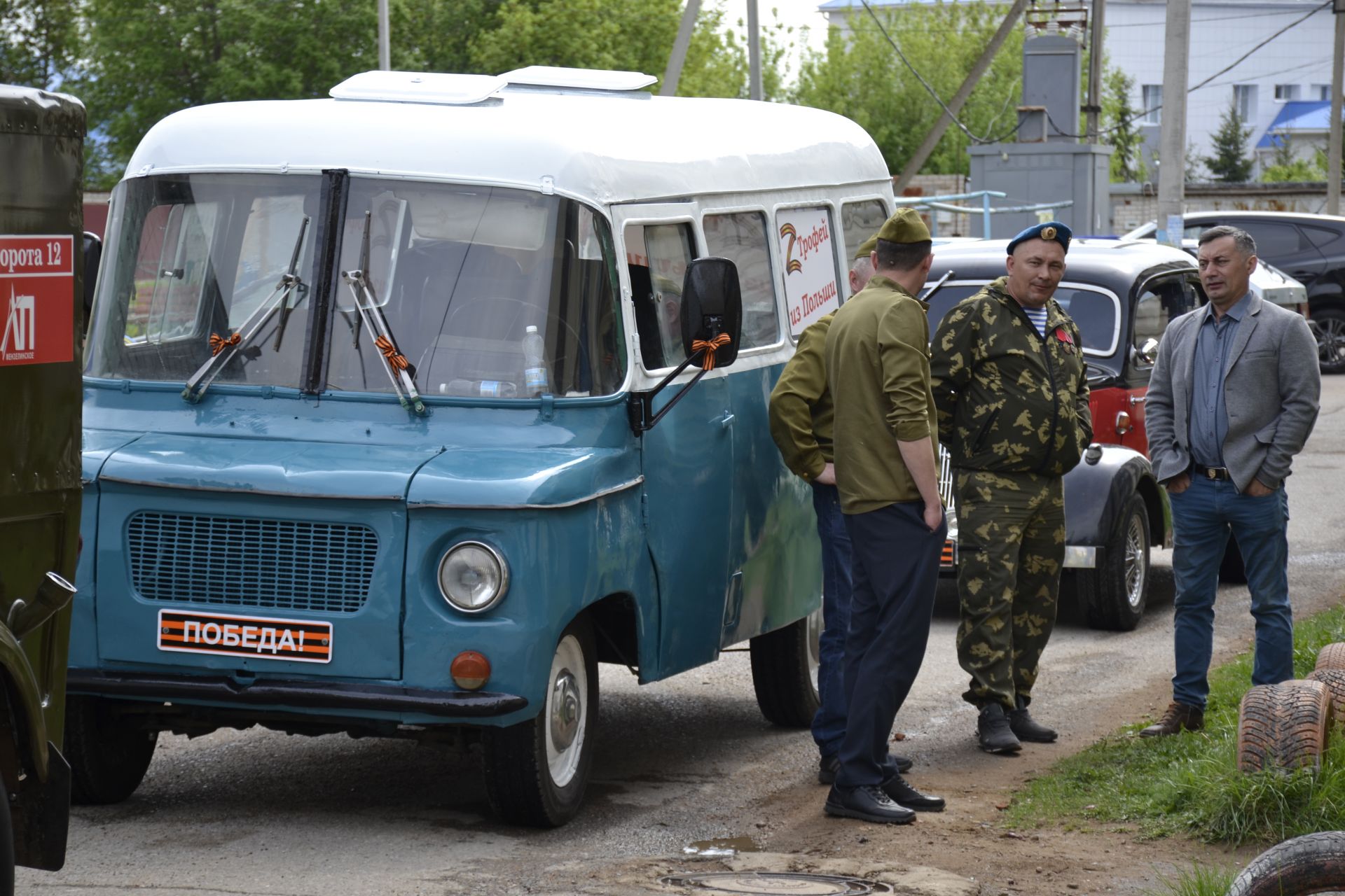 В Мензелинске агитбригада поздравила ветеранов ВОВ