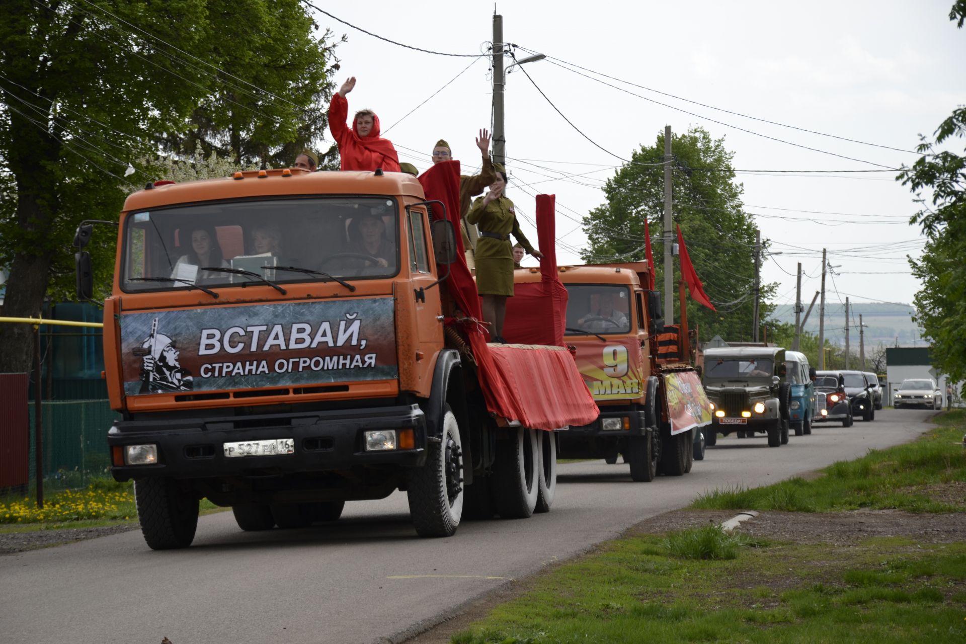 В Мензелинске агитбригада поздравила ветеранов ВОВ