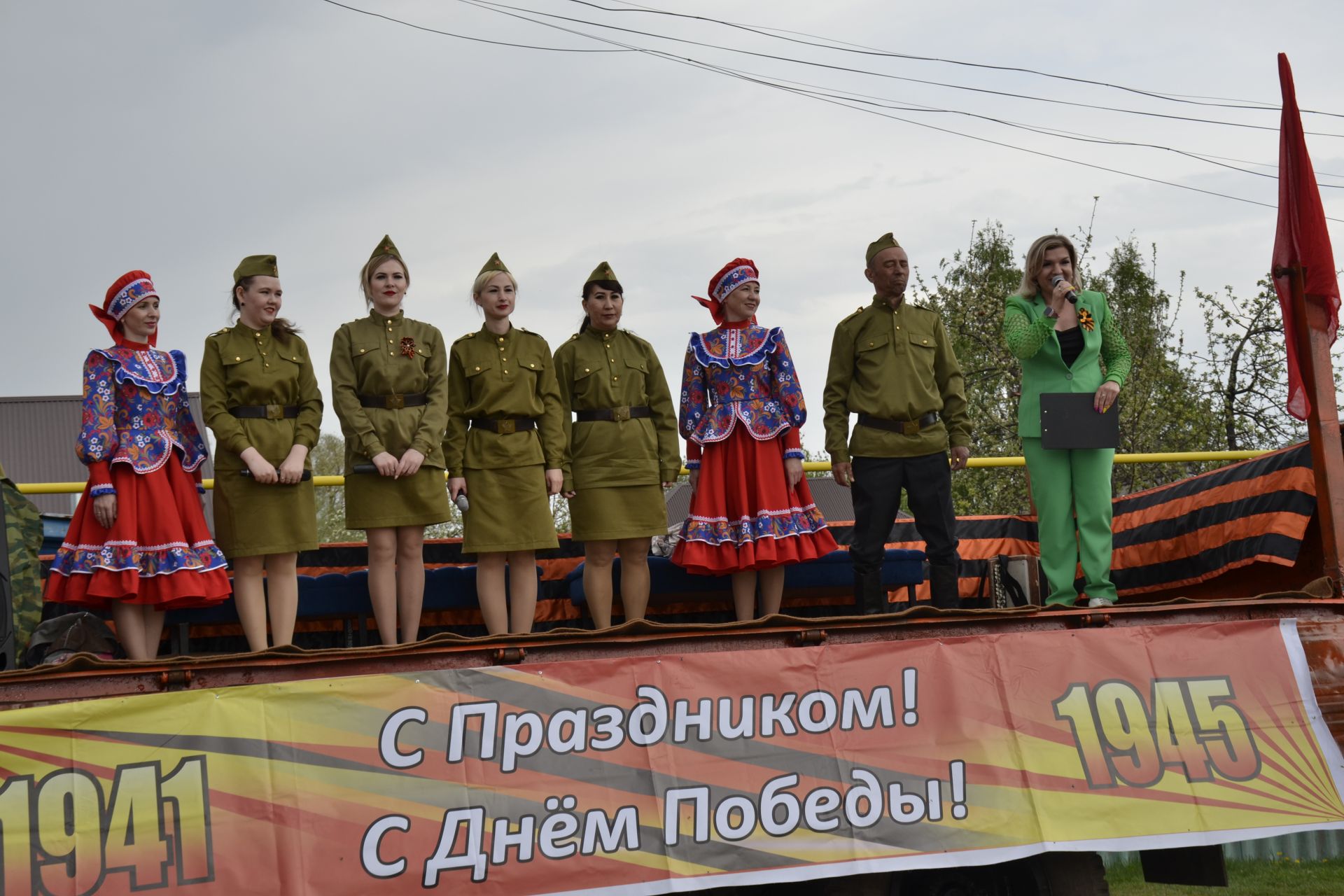 В Мензелинске агитбригада поздравила ветеранов ВОВ