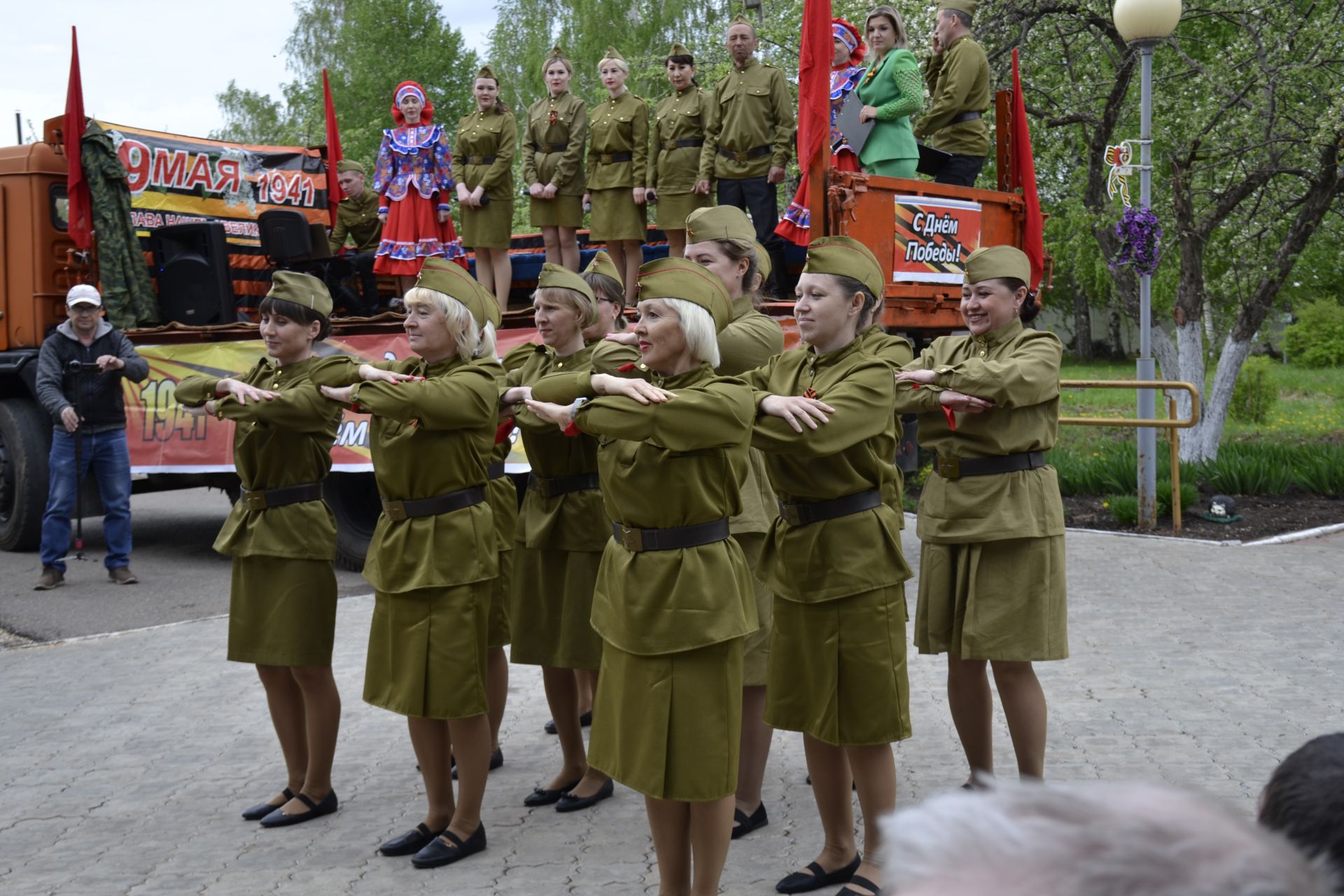 В Мензелинске агитбригада поздравила ветеранов ВОВ