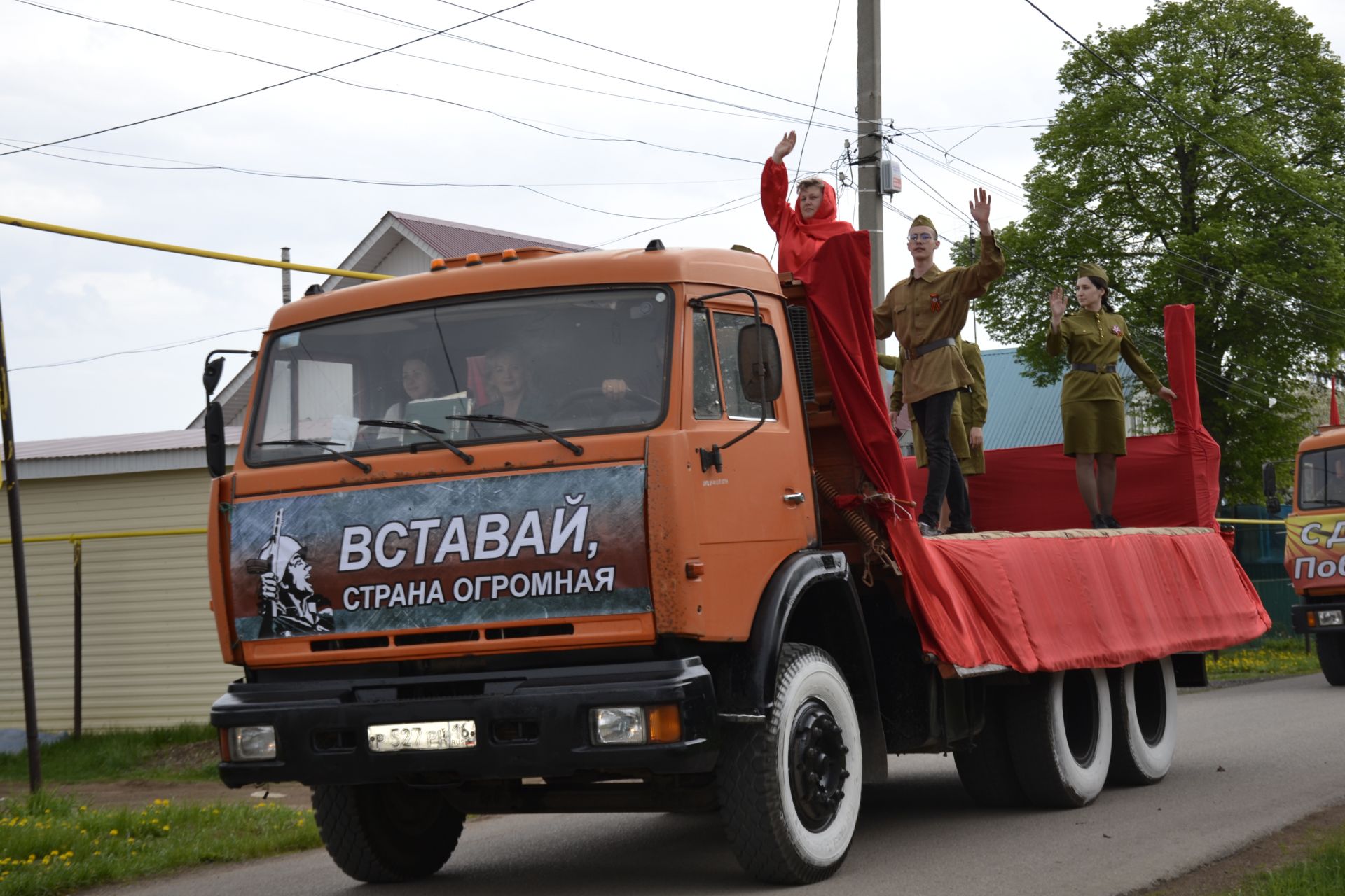 В Мензелинске агитбригада поздравила ветеранов ВОВ