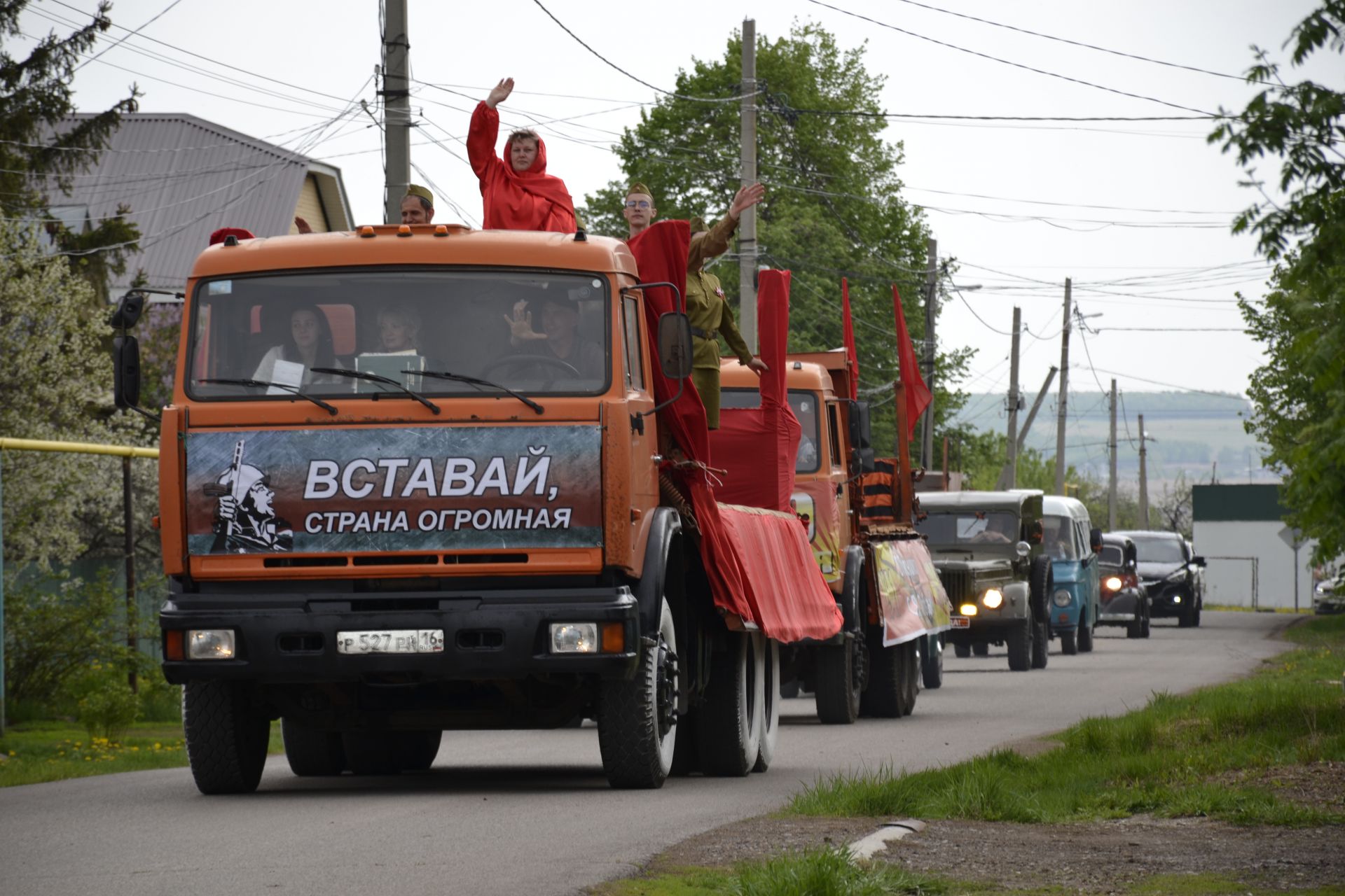 В Мензелинске агитбригада поздравила ветеранов ВОВ