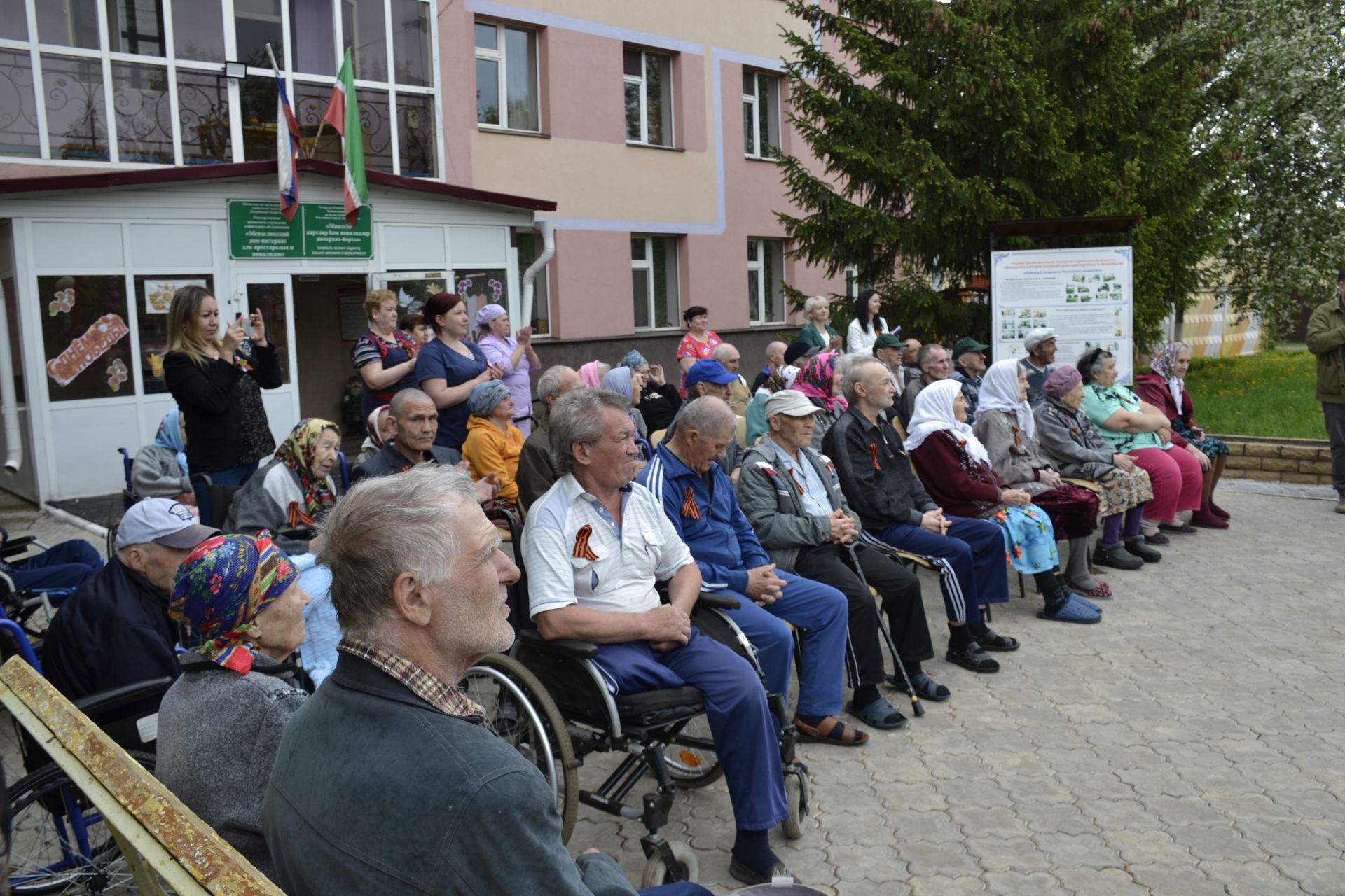 В Мензелинске агитбригада поздравила ветеранов ВОВ