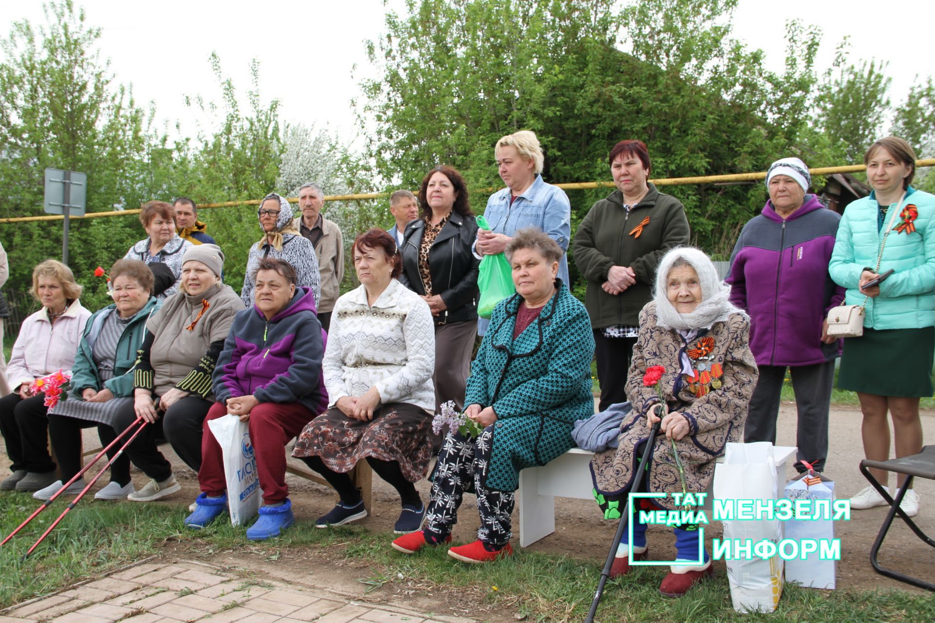 В деревне Дружба ветераны тыла, школьники, жители встретили праздничное утро с большим воодушевлением